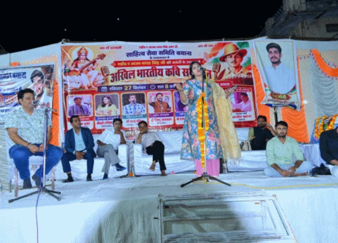 #भरतपुर। शहीद-ए-आजम भगत सिंह की जयंती के अवसर पर रविवार रात बयाना का गांधी चौक देशभक्ति के तरानों और काव्य रस से सराबोर हो गया। साहित्य सेवा समिति बयाना की ओर से आयोजित अखिल भारतीय कवि सम्मेलन में देशभर के नामचीन कवियों ने देर रात तक अपनी रचनाओं से श्रोताओं को बांधे रखा। कार्यक्रम का शुभारंभ अतिथियों द्वारा मां सरस्वती और अमर शहीद भगत सिंह के चित्रपट के समक्ष दीप प्रज्वलित कर किया गया। सम्मेलन में संयोजक एवं वीर रस के कवि जगदीश खटाना की पंक्तियों "छपा दिल की दीवारों पर भगत सिंह मर नहीं सकता" ने पांडाल में मौजूद लोगों में राष्ट्रभक्ति का संचार कर दिया और पूरा परिसर भारत माता के जयकारों से गूंज उठा। वहीं उदयपुर से आए हास्य कवि मनोज गुर्जर ने अपनी रचना के जरिए 'बेटी बचाओ-बेटी पढ़ाओ' का सामाजिक संदेश दिया। गाजियाबाद की कवियित्री राधिका मित्तल ने देशभक्ति के साथ-साथ कौमी एकता पर अपनी बात रखी। कवि सम्मेलन के दौरान नाथद्वारा के कानू पंडित, फिरोजाबाद के विष्णु उपाध्याय, झालावाड़ के राजेश शर्मा 'लोटपोट' और वैर के बाबूलाल डींगिया ने भी हास्य-व्यंग्य और वीर रस की कविताओं से श्रोताओं को खूब हंसाया और मंत्रमुग्ध किया। साहित्य सेवा समिति के सचिव योगेश पाराशर, कोषाध्यक्ष जैनेन्द्र सूपा और मीडिया प्रभारी सुरेंद्र खटाना कैमरी की देखरेख में आयोजित इस कार्यक्रम में क्षेत्र के कई गणमान्य नागरिक, प्रबुद्धजन और सैकड़ों की संख्या में साहित्यप्रेमी देर रात तक डटे रहे।