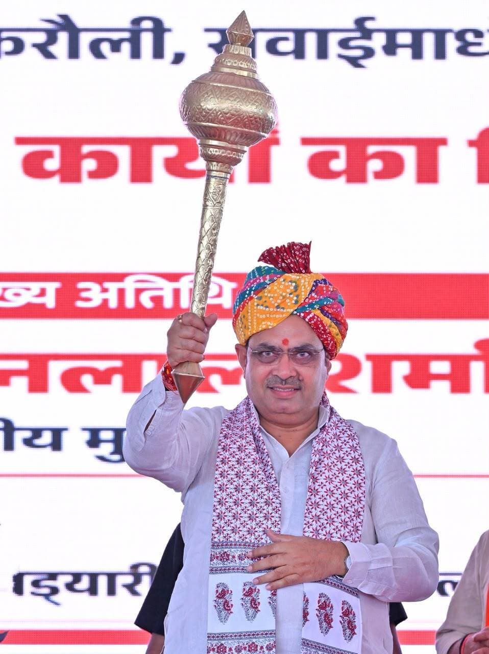 *मुख्यमंत्री ने भरतपुर संभाग को दी विकास कार्यों की सौगात, करीब एक हजार करोड़ रुपये की परियोजनाओं का किया लोकार्पण-शिलान्यास*
भरतपुर। मुख्यमंत्री भजनलाल शर्मा ने कहा कि प्रधानमंत्री नरेन्द्र मोदी के नेतृत्व में प्रदेश की डबल इंजन सरकार केवल घोषणाएं ही नहीं करती, बल्कि उन्हें समयबद्ध धरातल पर उतारने का कार्य करती है। इसी क्रम में भरतपुर संभाग को विकास की नई गति देते हुए करीब 453 करोड़ रुपये के 65 बड़े विकास कार्यों का लोकार्पण और 540 करोड़ रुपये के 184 नवीन विकास कार्यों का शिलान्यास किया गया है। इन विकास कार्यों से क्षेत्र में आधुनिक आधारभूत संरचना, शिक्षा, स्वास्थ्य सेवाओं, पर्यटन और निवेश को बढ़ावा मिलेगा। मुख्यमंत्री सोमवार को जिले के बयाना के बिड्यारी में आयोजित विकास कार्यों के लोकार्पण एवं शिलान्यास समारोह का संबोधित कर रहे थे। उन्होंने कहा कि भरतपुर को 382 करोड़ रुपये से अधिक के 130 कार्यों, डीग को 358 करोड़ रुपये से अधिक के 24 कार्यों, करौली को 136 करोड़ रुपये से अधिक के 43 कार्यों, सवाई माधोपुर को 74 करोड़ रुपये से अधिक के 46 कार्यों और धौलपुर को 42 करोड़ रुपये से अधिक के 6 विकास कार्यों के लोकार्पण व शिलान्यास की सौगात मिली है। उन्होंने कहा कि प्रधानमंत्री के ‘सबका साथ, सबका विकास, सबका विश्वास और सबका प्रयास’ के मंत्र को आत्मसात कर राज्य सरकार विकसित राजस्थान-2047 के लक्ष्य की ओर अग्रसर है। हमारी सरकार पानी के क्षेत्र में 2 लाख करोड़ रुपये से अधिक के कार्यों को पूरा कर रही है। इसमें दशकों से लंबित यमुना जल समझौता, रामजल सेतु परियोजना, किशाऊ समझौते जैसे ऐतिहासिक कार्य भी है। उन्होंने कहा कि ऊर्जा के क्षेत्र में भी प्रदेश आत्मनिर्भर बन रहा है। राजस्थान पीएम कुसुम योजना में देशभर में अग्रणी राज्य है। वहीं, विद्युत उत्पादन क्षमता में साढ़े 10 हजार मेगावाट की वृद्धि की गई है। साथ ही, देश की सबसे उन्नत रिफाइनरी में उत्पादन भी चालू हो गया है। मुख्यमंत्री ने कहा कि युवाओं को रोजगार देने की दिशा में बिना पेपरलीक के अब तक 410 परीक्षाओं का आयोजन किया गया है, जिससे 1 लाख 90 हजार पदों पर युवाओं को सरकारी नियुक्तियां मिली हैं। वहीं, 1 लाख 22 हजार पदों पर भर्ती प्रक्रियाधीन है और सवा लाख पदों का भर्ती कलैंडर जारी किया गया। उन्होंने कहा कि किसानों के कल्याण के लिए राज्य सरकार ने किसान सम्मान निधि में 76 लाख किसानों को 14 हजार 395 करोड़ रुपये व 1 करोड़ से अधिक किसानों को करीब 67 हजार करोड़ रुपये का ब्याज मुक्त फसली ऋण दिया गया है। मुख्यमंत्री ने कहा कि राज्य सरकार चिकित्सा, पानी, बिजली, सड़क, शिक्षा सहित सभी क्षेत्रों में विकास के लिए उल्लेखनीय कार्य कर रही है। आपातकालीन और मातृ-शिशु स्वास्थ्य सेवाओं को सुदृढ़ करने के लिए भरतपुर में लगभग 160 करोड़ रुपये की लागत से अत्याधुनिक ट्रोमा सेन्टर और एमसीएच अस्पताल का शिलान्यास किया गया है तथा चिकित्सा एवं स्वास्थ्य के 108 करोड़ रुपये से अधिक के 20 नए कार्यों की नींव और 11 कार्यों का लोकार्पण किया गया है। वहीं, सड़कों के आधारभूत विकास के लिए 207 करोड़ रुपये से अधिक लागत के 125 कार्यों का शिलान्यास और 24 करोड़ रुपये से अधिक की सड़कों का लोकार्पण किया गया है। मुख्यमंत्री ने कहा कि बिजली के क्षेत्र में 273 करोड़ रुपये के 14 बड़े कार्यों का लोकार्पण हुआ है तथा चुली व अनियाला में नए 33 केवी सब-स्टेशनों का भी निर्माण किया जाएगा। जल संसाधन के तहत 128 करोड़ रुपये से अधिक की परियोजनाओं का लोकार्पण और 44 करोड़ से अधिक के नए कार्यों का शिलान्यास हुआ है तथा नदबई में पेयजल विस्तार योजना जल्द शुरू की जाएगी। उन्होंने कहा कि किसानों के सशक्तीकरण के लिए भुसावर के निठार में कृषि उपज मण्डी विस्तार, चारदीवारी, किसान पथ और नई बायो परीक्षण प्रयोगशाला व नवीन पशु चिकित्सालयों और उपकेन्द्रों के भवनों की नींव रखी गई है। साथ ही, बाड़ी में साढ़े सात करोड़ रुपये की लागत केे राजकीय कन्या महाविद्यालय के नवनिर्मित भवन का लोकार्पण व शिक्षा के लिए 27 करोड़ रुपये से अधिक के कार्यों का शिलान्यास और नए प्राथमिक विद्यालयों के भवनों का निर्माण होगा। समारोह के दौरान मुख्यमंत्री ने बयाना और ब्रज नगर में आधुनिक स्टेडियम के निर्माण और थानाडांग, सूपा एवं महलपुर चूरा में 33 केवी सब-स्टेशनों के निर्माण की घोषणा की। उन्होंने घाटौली से मैरथा-मिल्समा रोड यूपी बॉर्डर तक सड़क, सामरी मोड़ से सिंघानियां तक सड़क, नगला जलसिंह, नहरौली-सिकंदरा और नगला दीवान के रास्ते पर तीन पुलियाओं के निर्माण की घोषणा की। इस दौरान जल संसाधन मंत्री सुरेश सिंह रावत, गृह राज्य मंत्री जवाहर सिंह बेढ़म, विधायक डॉ.ऋतु बनावत, डॉ. शैलेष सिंह, हंसराज मीणा, दर्शन सिंह, भरतपुर नगर निगम मेयर अनुराधा सिंह सहित अन्य जनप्रतिनिधिगण, संभागीय आयुक्त नलिनी कठोतिया, पुलिस महानिरीक्षक डॉ. प्रीति चंन्द्रा, जिला कलक्टर कमर चौधरी, जिला पुलिस अधीक्षक राजेश मीणा सहित अधिकारी गण एवं बड़ी संख्या में आमजन मौजूद रहे।