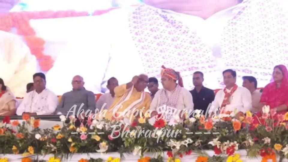 #भरतपुर_को_मिली_सौगातें..
भरतपुर। मुख्यमंत्री भजनलाल शर्मा ने सोमवार को बयाना के बिड्यारी में आयोजित समारोह के दौरान भरतपुर संभाग को 993.41 करोड़ रुपये के 249 विकास कार्यों की सौगात दी। इसमें 453 करोड़ रुपये के 65 विकास कार्यों का लोकार्पण और 540 करोड़ रुपये के 184 नवीन कार्यों का शिलान्यास शामिल है। मुख्यमंत्री ने बताया कि सरकार घोषणाएं करने के साथ ही उन्हें समय पर धरातल पर उतारने का कार्य कर रही है। कार्यक्रम के दौरान भरतपुर में 160 करोड़ रुपये की लागत से अत्याधुनिक ट्रोमा सेन्टर और एमसीएच अस्पताल के शिलान्यास की घोषणा की गई। इसके अलावा बयाना और बृज नगर में आधुनिक स्टेडियम तथा थानाडांग, सूपा एवं महलपुर चूरा में 33 केवी सब-स्टेशनों के निर्माण की महत्वपूर्ण घोषणाएं भी की गईं। समारोह में जल संसाधन मंत्री सुरेश सिंह रावत, गृह राज्य मंत्री जवाहर सिंह बेढ़म सहित स्थानीय जनप्रतिनिधि और प्रशासनिक अधिकारी मौजूद रहे।