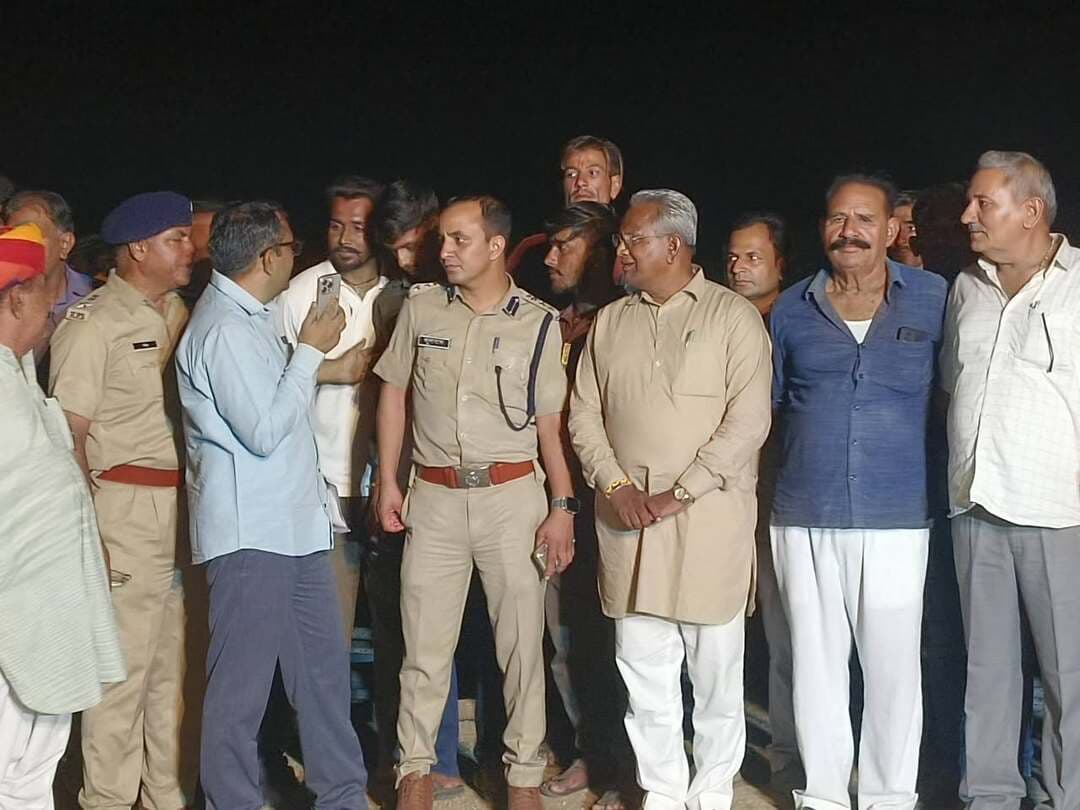 बाछङाऊ में मुख्यमंत्री के प्रस्तावित दौरे को लेकर तैयारियां तेज।
विधायक मेघवाल ने सभा स्थल का किया निरीक्षण, कार्यकर्ताओं से किया सकारात्मक संवाद
आगामी 30 सितंबर को बाछङाऊ में प्रस्तावित मुख्यमंत्री के दौरे को लेकर क्षेत्र में तैयारियां जोर-शोर से शुरू हो गई हैं। कार्यक्रम की तैयारियों को लेकर चौहटन विधायक आदूराम मेघवाल ने प्रस्तावित सभा स्थल का निरीक्षण कर व्यवस्थाओं का जायजा लिया तथा मौके पर मौजूद कार्यकर्ताओं एवं पदाधिकारियों से विस्तृत चर्चा की।
विधायक मेघवाल ने सभा स्थल पर पहुंचकर कार्यक्रम की रूपरेखा, मंच व्यवस्था, आमजन एवं कार्यकर्ताओं के बैठने की व्यवस्था, आवागमन, पार्किंग, पेयजल सहित अन्य आवश्यक व्यवस्थाओं को लेकर जानकारी ली। उन्होंने संबंधित कार्यकर्ताओं से तैयारियों की प्रगति के बारे में चर्चा करते हुए सभी व्यवस्थाओं को समयबद्ध एवं व्यवस्थित रूप से पूरा करने के निर्देश दिए।
इस दौरान विधायक मेघवाल ने कार्यकर्ताओं के साथ सकारात्मक एवं आत्मीय संवाद करते हुए कहा कि मुख्यमंत्री के प्रस्तावित दौरे को लेकर सभी कार्यकर्ता आपसी समन्वय और जिम्मेदारी के साथ जुटें। उन्होंने कहा कि किसी भी बड़े कार्यक्रम की सफलता सामूहिक प्रयास और बेहतर प्रबंधन से सुनिश्चित होती है, इसलिए प्रत्येक कार्यकर्ता अपनी जिम्मेदारी को पूरी निष्ठा एवं तत्परता से निभाए।
निरीक्षण के दौरान कार्यकर्ताओं में खासा उत्साह देखने को मिला।कार्यकर्ताओं ने भी कार्यक्रम को लेकर अपनी तैयारियों एवं सुझावों से विधायक मेघवाल को अवगत कराया। विधायक ने कार्यकर्ताओं की बातों को गंभीरता से सुना और आवश्यक व्यवस्थाओं को लेकर सकारात्मक चर्चा की। 30 सितंबर को प्रस्तावित मुख्यमंत्री के दौरे को लेकर क्षेत्र में उत्साह का माहौल है। कार्यक्रम को सफल बनाने के लिए स्थानीय कार्यकर्ता एवं पदाधिकारी लगातार तैयारियों में जुटे हुए हैं।
विधायक मेघवाल के निरीक्षण के दौरान कार्यकर्ताओं ने कार्यक्रम को सफल एवं व्यवस्थित बनाने के लिए पूर्ण सहयोग का भरोसा दिलाया।
विधायक मेघवाल के निरीक्षण के दौरान पुलिस अधीक्षक चुनाराम जाट, अतिरिक्त जिला कलक्टर रविंद्र कुमार, अतिरिक्त पुलिस अधीक्षक नितेश आर्य, चौहटन उपखंड अधिकारी अनिल कुमार, बाछड़ाऊ पूर्व सरपंच मानाराम बेनीवाल, पूर्व सरपंच बालाराम मेघवाल, समाजसेवी रेखाराम, भाजपा मंडल अध्यक्ष कैलाश बेनीवाल सहित कार्यकर्ता व ग्रामीणजन उपस्थित रहे।
Barmer Police Balotra Police Rajasthan Police BJP Rajasthan BJP Barmer Bhajanlal Sharma