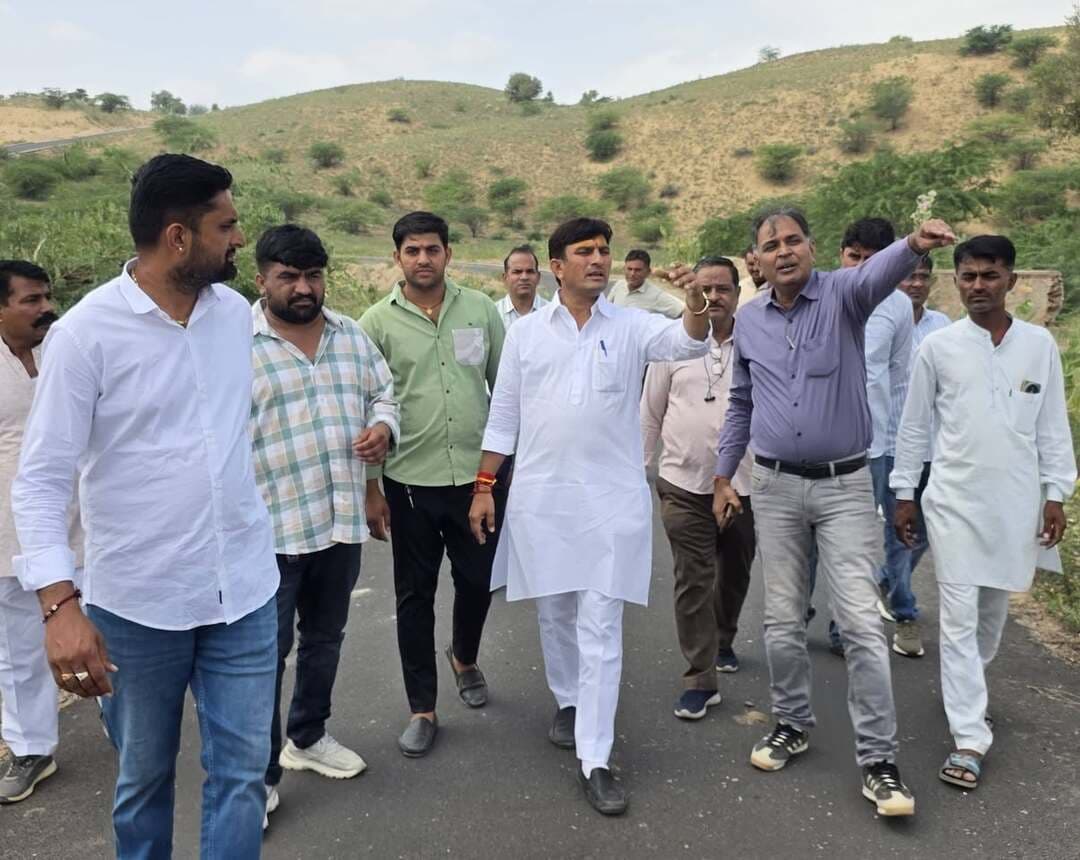 भाजपा जिला अध्यक्ष अनंतराम विश्नोई ने बाछड़ाऊ का दौरा कर मुख्यमंत्री के होने वाले कार्यक्रम स्थल का जायजा लिया। भाजपा जिला अध्यक्ष ने वहां पर बनने वाले पंडाल का निरीक्षण किया तथा वहां पर आने वाले नागरिकों के लिए छाया तथा शुद्ध पानी की समुचित व्यवस्था हो इस हेतु जिला प्रशासन को निवेदन किया । कार्यक्रम स्थल पर आने वाले नागरिकों को किसी तरह की कोई समस्या नहीं हो इस हेतु कार्यकर्ताओं को सतर्क रहने की बात कही।
BJP Rajasthan BJP Barmer Aduram Meghwal Swaroop Singh Khara Dr Priyanka Chaudhary