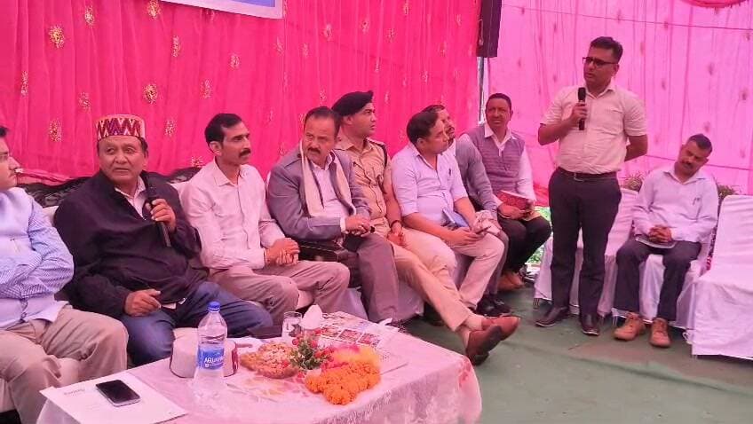 चौहार घाटी के हितों की आवाज बुलंद करनी होगी, केवल मंच पर बैठने से विकास नहीं होता
चौहार घाटी में सब्जी मंडी, कृषि, बागवानी और किसानों की आर्थिकी से जुड़े मुद्दे लंबे समय से उठते रहे हैं, लेकिन अब इन मुद्दों को मजबूती से सरकार के समक्ष रखने की जरूरत है। आज जब बागवानी मंत्री चौहार घाटी के बरोट पहुंचे तो अमर ज्वाला के संपादक सुभाष ठाकुर ने कुछ माह पहले अपनी एक इंटरव्यू के दौरान शिवा परियोजना के तहत किसानों को उपलब्ध करवाए गए पौधों की गुणवत्ता का मुद्दा उठाया।
यदि किसानों को दिए गए पौधों की गुणवत्ता को लेकर उठाए गए सवाल सही नहीं हैं तो सरकार और विभाग किसानों के बीच जाकर मौके पर इसकी जानकारी ले सकते हैं। इससे स्थिति भी स्पष्ट होगी और किसानों की शंकाओं का समाधान भी होगा।
इसी तरह चौहार घाटी में सब्जी मंडी की स्थापना का मुद्दा भी लगातार उठाया जा रहा है। इसी मांग को लेकर पंचायत प्रधान ने उचित समय पर मंत्री के समक्ष अपना पक्ष रखा। मंत्री की ओर से दिए गए सुझाव के अनुसार अब पंचायत को प्रस्ताव पारित कर आगामी कार्रवाई के लिए आवश्यक कदम उठाने होंगे।
क्षेत्र का विकास केवल मंच पर बैठने से नहीं होता। इसके लिए सरकार के समक्ष क्षेत्र की समस्याओं को बुलंद आवाज में रखना पड़ता है और निजी हितों से ऊपर उठकर जनहित के मुद्दों पर लगातार काम करना पड़ता है।
सब्जी मंडी की मांग को लेकर भी सवाल यही है कि यदि घाटी के किसानों के लिए इसकी आवश्यकता लंबे समय से महसूस की जा रही थी, तो इस मुद्दे को पहले उतनी मजबूती से क्यों नहीं उठाया गया? आज जब इस मांग को लेकर भी अमर ज्वाला संपादक द्वारा आवाज सब्जी मंडी को लेकर अपनी आवाज कर यह मुद्दा एपीएमसी चेयरमैन से उठाया ओर उन्होंने भी कहा कि जल्द ही समस्या का समाधा। करवाया जाएगा । आवाज बुलंद हुई है तो घाटी के लोगों के बीच भी यह चर्चा तेज हुई है कि किसानों की उपज के विपणन के लिए सब्जी मंडी की आवश्यकता क्यों है।
चौहार घाटी के नाम पर राजनीति करने से अधिक जरूरी है घाटी के किसानों, बागवानों और आम जनता के वास्तविक हितों के मुद्दों को सरकार के सामने मजबूती से रखना।
— सुभाष ठाकुर
#followers #public #indian #apple