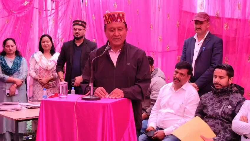 बागवानी मंत्री ने बरोट घाटी में एचपी शिवा परियोजना के तहत जापानी फल क्लस्टर का किया निरीक्षण बोले विभाग फ्री दे रही सुविधा