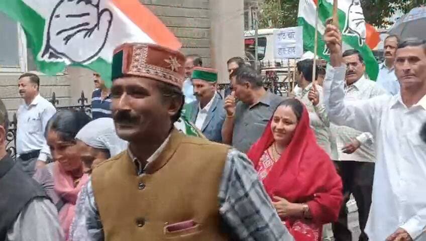 चंदा चोर कहां मिलेंगे ::::::::::: कांग्रेस नेताओं और पदाधिकारियों ने लगाए मंडी शहर में नारे