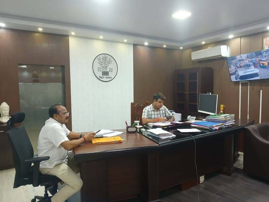 आज दिनांक 28.09.2026 को समाहरणालय, रोहतास स्थित डीआरडीए सभागार में जिलाधिकारी, रोहतास श्री दीपक कुमार मिश्रा की अध्यक्षता में मिशन वात्सल्य योजना के अंतर्गत स्पॉन्सरशिप एंड फोस्टर केयर अप्रूवल कमिटी (SFCAC) की बैठक आयोजित की गई।
बैठक में स्पॉन्सरशिप एवं फोस्टर केयर से जुड़े मामलों की समीक्षा एवं विचार-विमर्श किया गया। समिति द्वारा पात्र बच्चों के सर्वोत्तम हित, संरक्षण एवं समुचित देखभाल को ध्यान में रखते हुए निर्धारित प्रावधानों के अनुसार आवश्यक सहायता उपलब्ध कराने पर चर्चा की गई। बैठक में संबंधित पदाधिकारी, समिति के सदस्य, जिला बाल संरक्षण इकाई एवं विशेष दत्तकग्रहण संस्थान के प्रतिनिधि उपस्थित रहे।
#IPRD
#BiharGovernment
#PublicService
#CMSamrat
#samratchoudhary
Information & Public Relations Department, Government of Bihar