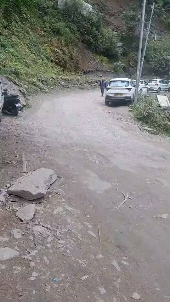 हूटर का दुरुपयोग पड़ा भारी – बंजार पुलिस सख्त
दिनांक 27.09.2026 को 112 हेल्पलाइन के माध्यम से पुलिस थाना बंजार में शिकायत प्राप्त हुई कि एक वाहन को हूटर/सायरन / प्रेशर हॉर्न का अनधिकृत प्रयोग करते हुए तेज एवं लापरवाहीपूर्वक चलाया जा रहा है। शिकायत पर त्वरित कार्रवाई करते हुए पुलिस थाना बंजार द्वारा संबंधित वाहन का ₹5,000/- का चालान किया गया।
बंजार पुलिस की ओर से सभी वाहन चालकों से अपील है कि यातायात नियमों एवं मोटर व्हीकल एक्ट के प्रावधानों का पालन करें। हूटर/सायरन / प्रेशर हॉर्न का अनधिकृत प्रयोग न करें तथा सड़क पर अपनी एवं अन्य लोगों की सुरक्षा का विशेष ध्यान रखें।
सुरक्षित बंजार - व्यवस्थित बंजार - खुशहाल बंजार।