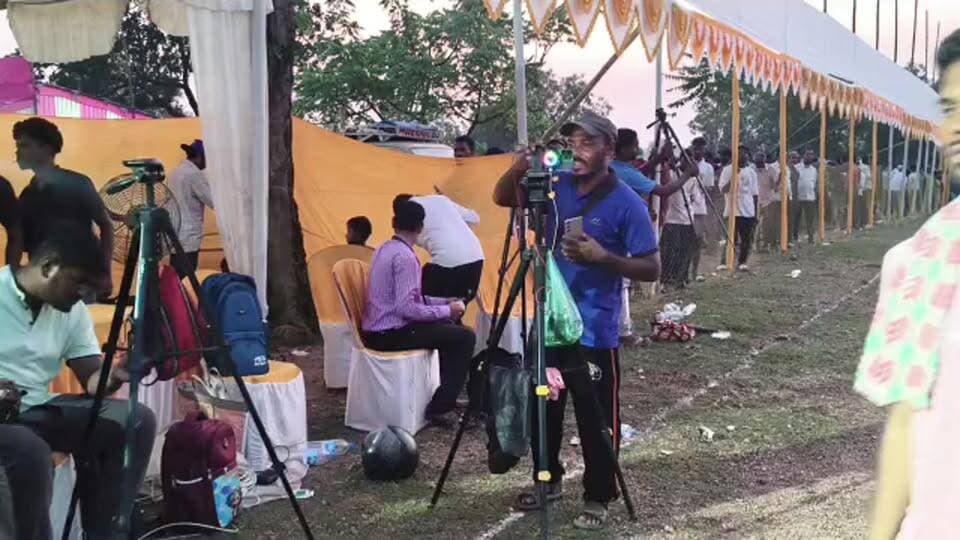राजनगर के चावरबाधा में फुटबॉल का रोमांच, सांसद जोबा माझी पहुंचीं मैदान में | LIVE
#ChhotanagpurLive #छोटानागपुरलाइव #ChhotanagpurLiveNews #KolhanNews #JharkhandNews #JobaMajhi #FootballTournament #Rajnagar #Chavarbadha #FootballLive #SinghbhumNews