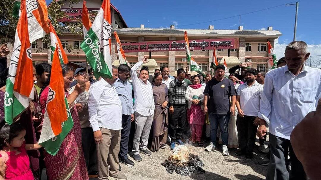 #वोट की सुरक्षा और लोकतंत्र की मजबूती के लिए कांग्रेस का संघर्ष जारी
भारत निर्वाचन आयोग में कथित ‘वोट चोरी’ और चुनावी प्रक्रिया में कथित अनियमितताओं के विरोध में जिला कांग्रेस मुख्यालय में आयोजित व्यापक आंदोलन में कांग्रेस नेत्री अरुणा कुमार ने सक्रिय रूप से भागीदारी की।
कांग्रेस ने निर्वाचन प्रक्रिया की पारदर्शिता, मतदाता अधिकारों की सुरक्षा और पूरे मामले की निष्पक्ष जांच की मांग उठाई। पार्टी का कहना है कि लोकतंत्र में प्रत्येक मतदाता के वोट की सुरक्षा सर्वोच्च प्राथमिकता होनी चाहिए।
लोकतंत्र की रक्षा के लिए आवाज बुलंद रहेगी।
#VoteChori #Congress #ArunaKumar #Democracy #ElectionCommission