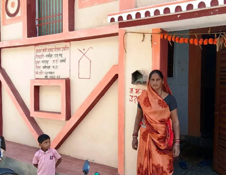 प्रधानमंत्री आवास योजना-ग्रामीण से ग्राम दशरंगपुर की श्रीमती नरबदिया साहू के परिवार को पक्का आवास मिला। सुरक्षित छत से परिवार को मौसम की परेशानियों से राहत मिली।
विभिन्न शासकीय योजनाओं से बिजली, गैस, नल से पेयजल और स्वास्थ्य जैसी सुविधाएं मिलीं। पक्का घर परिवार के लिए सुरक्षा और सम्मान का आधार बना।
#SevaSankalpAbhiyan #PMAYGramin #Janseva #Kabirdham
