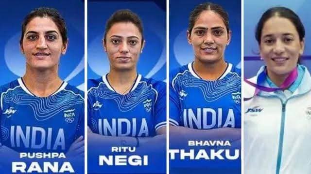 जापान के आइची नागोया में आयोजित एशियन गेम्स-2026 में हिमाचल प्रदेश का गौरव बढ़ाने वाले पदक विजेता खिलाड़ियों के लिए लगभग 5.33 करोड़ रुपये के नकद पुरस्कार की घोषणा की।
- भारतीय महिला कबड्डी टीम के स्वर्ण पदक विजेता हिमाचल के पुष्पा राणा, रितु नेगी, ज्योति ठाकुर और भावना ठाकुर को 33.33-33.33 लाख रुपये का नकद पुरस्कार, कुल लगभग 1.33 करोड़ रुपये की पुरस्कार राशि देंगे।
- पुरस्कार राशि का वितरण हिमाचल प्रदेश स्पोर्ट्स काउंसिल कैश अवॉर्ड रूल्स, 2024 के अनुसार किया जाएगा।
- मंडी के सावन बरवाल को पुरुष मैराथन में रजत पदक जीतने पर 2.50 करोड़ रुपये दिए जाएंगे।
- चंबा की सीमा कुमारी को महिला 10,000 मीटर स्पर्धा में कांस्य पदक जीतने पर 1.50 करोड़ रुपये देंगे।
खिलाड़ियों की मेहनत, अनुशासन और दृढ़ संकल्प ने हिमाचल प्रदेश को गौरवान्वित किया है। उनकी उपलब्धियां प्रदेश के युवाओं को खेलों में आगे बढ़ने के लिए प्रेरित करेंगी। सभी पदक विजेताओं, उनके परिवारों, प्रशिक्षकों और सहयोगी स्टाफ को बधाई एवं शुभकामनाएं।