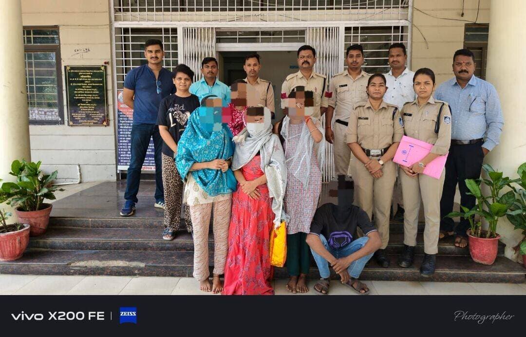 // प्रेस नोट //
कार्यालय पुलिस अधीक्षक जिला बैतूल
दिनांक – 28.09.2026
🔹*पीछे से झपट्टा मारकर मंगलसूत्र लूटने वाले गिरोह का खुलासा*
🔹*तीन बाल अपचारी सहित तीन आरोपी गिरफ्तार, लूटा गया मंगलसूत्र, सोने के मोती एवं घटना में प्रयुक्त स्कूटी बरामद*
🔹 *थाना सारणी पुलिस की त्वरित कार्रवाई*
दिनांक 21.09.2026 को फरियादिया सुमन पंडाग्रे, उम्र 52 वर्ष, निवासी संत रविदास कॉलोनी, पाथाखेड़ा द्वारा थाना सारणी में रिपोर्ट दर्ज कराई गई कि वह एबी टाइप ऑफिसर कॉलोनी, वार्ड क्रमांक 13 से काम करके पैदल घर जा रही थीं। शिव मंदिर के पास पहुंचने पर पीछे से स्कूटी पर आए तीन लड़कों ने उनके गले में पहने मंगलसूत्र पर झपट्टा मारकर मंगलसूत्र एवं उसमें लगे सोने के मोती छीन लिए और मौके से फरार हो गए।
🔹रिपोर्ट पर थाना सारणी में अपराध क्रमांक 335/26, धारा 304(2), 3(5) बीएनएस के तहत प्रकरण पंजीबद्ध कर विवेचना में लिया गया।
🔹पुलिस अधीक्षक बैतूल श्री वीरेन्द्र जैन द्वारा घटना को गंभीरता से लेते हुए आरोपियों की शीघ्र गिरफ्तारी एवं लूटे गए सामान की बरामदगी के निर्देश दिए गए। अतिरिक्त पुलिस अधीक्षक श्री कमलेश खरपुसे एवं एसडीओपी सारणी सुश्री प्रियंका करचाम के मार्गदर्शन में थाना सारणी पुलिस टीम द्वारा तकनीकी एवं विवेचनात्मक साक्ष्यों के आधार पर जांच प्रारंभ की गई।
🔹विवेचना के दौरान तीन बाल अपचारियों को अभिरक्षा में लेकर पूछताछ की गई। पूछताछ में सामने आया कि नीलम बिन्दवारी द्वारा उन्हें चोरी/लूट के लिए उकसाने की बात सामने आई। बाल अपचारियों ने दिनांक 21.09.2026 को एबी टाइप कॉलोनी सारणी में महिला के गले से मंगलसूत्र एवं सोने के मोती झपटने तथा लूटा गया सामान नीलम बिन्दवारी को देने की जानकारी दी।
🔹विवेचना में यह भी सामने आया कि लूटा गया मंगलसूत्र एवं मोती आगे वैष्णवी एवं एक बाल अपचारी के माध्यम से आलोक सिखदार को लगभग 15,000 रुपये में बेचे गए। पुलिस द्वारा कार्रवाई करते हुए दिनांक 27.09.2026 को तीन बाल अपचारियों सहित नीलम बिन्दवारी, वैष्णवी एवं आलोक सिखदार को गिरफ्तार किया गया। प्रकरण में धारा 95, 317(2), 112(2) बीएनएस का इजाफा किया गया।
🔹 *गिरफ्तार आरोपी*
1. आलोक पिता स्व. श्यामू सिखदार, उम्र 38 वर्ष, निवासी कालीमाई मेन रोड, शोभापुर, थाना सारणी।
2. वैष्णवी पिता शोकेश मंडल, उम्र 19 वर्ष, निवासी बाजार मोहल्ला, कालीमाई पाथाखेड़ा, थाना सारणी।
3. नीलम पति सुमित बिन्दवारी, उम्र 36 वर्ष, निवासी बाजार मोहल्ला, कालीमाई पाथाखेड़ा, थाना सारणी।
4. तीन बाल अपचारी।
🔹 *जप्त सामग्री*
1. मंगलसूत्र एवं 04 सोने के मोती, कीमत लगभग 40,000 रुपये।
2. एक कान की बाली, कीमत लगभग 600 रुपये।
3. घटना में प्रयुक्त स्कूटी क्रमांक MP-48-N-9369।
🔹 *सराहनीय भूमिका*
थाना प्रभारी निरीक्षक जयपाल इनवाती, उप निरीक्षक मनोज उईके, प्रधान आरक्षक मनोज डेहरिया, श्रीराम उईके तथा आरक्षक रवि मोहन, राकेश करपे, सुभाष मंडलोई, मोहित भाटी, जितेन्द्र मोरे, मोनू उईके, वर्षा नागले एवं लक्ष्मी कश्यप की महत्वपूर्ण भूमिका रही।
🔹 *पुलिस अधीक्षक बैतूल की अपील*
पुलिस अधीक्षक श्री वीरेन्द्र जैन ने आमजन से अपील की है कि राह चलते महिलाओं एवं वरिष्ठ नागरिकों के साथ होने वाली झपटमारी जैसी घटनाओं की सूचना तत्काल पुलिस को दें। संदिग्ध गतिविधि अथवा संदिग्ध व्यक्तियों की जानकारी पुलिस को उपलब्ध कराएं और किसी भी घटना को छिपाने के बजाय तत्काल नजदीकी थाना अथवा डायल 112 पर सूचना दें। पुलिस द्वारा अपराधों की रोकथाम एवं आरोपियों के विरुद्ध वैधानिक कार्रवाई लगातार जारी रहेगी।