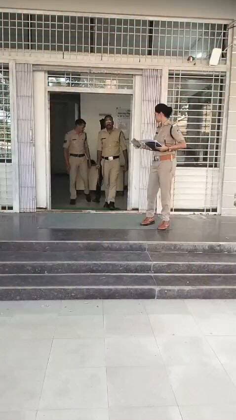 // प्रेस नोट //
कार्यालय पुलिस अधीक्षक, जिला बैतूल (म.प्र.)
दिनांक : 28.09.2026
🔹 *शाहपुर पुलिस की बड़ी कार्रवाई
महिला से जबरदस्ती शारीरिक संबंध बनाने, निजी फोटो वायरल करने की धमकी एवं पीछा करने का आरोपी गिरफ्तार*
🔹 जिले में महिलाओं के विरुद्ध होने वाले अपराधों पर प्रभावी अंकुश लगाने एवं गंभीर प्रकरणों में त्वरित कार्रवाई हेतु पुलिस अधीक्षक बैतूल श्री वीरेन्द्र जैन द्वारा जिले के समस्त थाना प्रभारियों को आरोपियों की शीघ्र गिरफ्तारी के निर्देश दिए गए हैं।
🔹इसी क्रम में थाना शाहपुर क्षेत्र में महिला द्वारा प्रस्तुत शिकायत पर पुलिस ने त्वरित कार्रवाई करते हुए प्रकरण दर्ज कर आरोपी को गिरफ्तार किया है।
🔹 *घटना का संक्षिप्त विवरण*
दिनांक 27.09.2026 को फरियादिया द्वारा थाना शाहपुर में शिकायत प्रस्तुत की गई कि आरोपी शोभाराम यादव द्वारा उसके साथ जबरदस्ती शारीरिक संबंध स्थापित किए गए तथा उसके निजी फोटो सोशल मीडिया पर वायरल करने की धमकी दी गई। साथ ही आरोपी द्वारा लगातार उसका पीछा कर उसे बदनाम करने का प्रयास किया जा रहा था।
🔹शिकायत की जांच एवं प्राप्त तथ्यों के आधार पर आरोपी शोभाराम यादव का कृत्य भारतीय न्याय संहिता (BNS) की धारा 64(2)(m), 78, 351(2) तथा SC/ST (अत्याचार निवारण) अधिनियम की धारा 3(1)(w)(ii), 3(2)(v) के अंतर्गत दंडनीय पाए जाने पर थाना शाहपुर में अपराध पंजीबद्ध कर विवेचना में लिया गया।
🔹*आरोपी गिरफ्तार*
प्रकरण की विवेचना के दौरान पुलिस द्वारा विशेष टीम गठित कर आरोपी शोभाराम यादव पिता खुशीलाल यादव, उम्र 28 वर्ष, निवासी खापा, थाना शाहपुर को विधिवत गिरफ्तार किया गया। आरोपी को न्यायालय के समक्ष प्रस्तुत किया गया।
🔹 *सराहनीय भूमिका*
उक्त कार्रवाई में थाना प्रभारी निरीक्षक अरविंद कुमरे, उपनिरीक्षक सोनम साहू, उपनिरीक्षक नीरज खरे, महिला आरक्षक सविता एवं आरक्षक आदेश की महत्वपूर्ण एवं सराहनीय भूमिका रही।
🔹*पुलिस अधीक्षक बैतूल की अपील*
पुलिस अधीक्षक बैतूल श्री वीरेन्द्र जैन ने आम नागरिकों से अपील की है कि महिलाओं के विरुद्ध होने वाले अपराध, उत्पीड़न, पीछा करने अथवा किसी भी प्रकार की संदिग्ध गतिविधि की जानकारी तत्काल निकटतम पुलिस थाना अथवा डायल-112 पर दें। सूचना देने वाले व्यक्ति की पहचान नियमानुसार गोपनीय रखी जाएगी।
महिलाओं की सुरक्षा एवं सम्मान पुलिस की प्राथमिकता है। महिलाओं के विरुद्ध अपराधों की सूचना मिलने पर पुलिस द्वारा त्वरित कार्रवाई की जाएगी। आमजन अपराधों की रोकथाम में पुलिस का सहयोग करें तथा किसी भी घटना की जानकारी छिपाने के बजाय तत्काल पुलिस को सूचित करें।