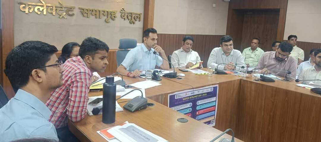 सड़क दुर्घटनाओं की रोकथाम और यातायात व्यवस्था को बेहतर बनाने के दिए निर्देश : कलेक्टर डॉ. सोनवणे
वन अधिकार पट्टों, जिला टास्क फोर्स एवं सड़क सुरक्षा समिति की बैठक आयोजित
बैतूल, 28 सितंबर 2026/ कलेक्टर डॉ. सौरभ संजय सोनवणे की अध्यक्षता में सोमवार को वन अधिकार पट्टों, जिला टास्क फोर्स समिति एवं सड़क सुरक्षा समिति की बैठक आयोजित की गई। बैठक में वन अधिकार अधिनियम के प्रकरणों, वन भूमि पर अतिक्रमण, अवैध खनन एवं परिवहन तथा सड़क सुरक्षा और यातायात व्यवस्था की विस्तृत समीक्षा की गई।
कलेक्टर डॉ. सोनवणे ने वन अधिकार अधिनियम के तहत लंबित एवं निराकृत प्रकरणों की जानकारी लेते हुए अधिकारियों को सभी प्रकरणों का नियमानुसार परीक्षण कर पात्र हितग्राहियों को लाभ दिलाने के निर्देश दिए। उन्होंने सामुदायिक वन संसाधन अधिकार से संबंधित प्रकरणों की भी समीक्षा की तथा ग्राम स्तर पर प्राप्त दावों के परीक्षण एवं आवश्यक कार्रवाई की जानकारी ली।
जिला टास्क फोर्स की बैठक में कलेक्टर ने सारणी, पाथाखेड़ा, शोभापुर कालीमाई सहित अन्य क्षेत्रों में वन भूमि पर हुए अतिक्रमण के प्रकरणों में की गई कार्रवाई की जानकारी ली। उन्होंने शाहपुर एवं भौंरा परिक्षेत्र में वन भूमि पर अतिक्रमण की स्थिति की समीक्षा करते हुए एसडीएम शाहपुर को नियमानुसार कार्रवाई सुनिश्चित करने के निर्देश दिए। उन्होंने कहा कि शासकीय एवं वन भूमि की सुरक्षा के लिए मैदानी स्तर पर प्रभावी निगरानी रखी जाए। कलेक्टर ने धारा 5 से 19 के तहत की जा रही कार्रवाई की भी समीक्षा की।
कलेक्टर ने जिले में अवैध खनन, उत्खनन एवं खनिजों के अवैध परिवहन के विरुद्ध की गई कार्रवाई की समीक्षा करते हुए संबंधित अधिकारियों से जानकारी ली। उन्होंने अवैध गतिविधियों पर प्रभावी अंकुश लगाने के निर्देश दिए। परिवहन विभाग को अवैध परिवहन करने वाले वाहनों के विरुद्ध सख्त कार्रवाई करने तथा बिना नंबर प्लेट संचालित डंपरों की जांच कर नियमानुसार कार्रवाई करने के निर्देश दिए।
मादक पदार्थों एवं अवैध शराब के कारोबार पर अंकुश के निर्देश
एनसीओआरडी की बैठक में कलेक्टर डॉ. सोनवणे ने जिले में मादक पदार्थों की तस्करी एवं अवैध शराब के कारोबार पर प्रभावी अंकुश लगाने के निर्देश दिए। उन्होंने संबंधित विभागों को आपसी समन्वय से कार्रवाई करने को कहा।
दुर्घटना संभावित क्षेत्रों में सुरक्षा उपाय सुनिश्चित करें
सड़क सुरक्षा समिति की बैठक में कलेक्टर डॉ. सोनवणे ने जिले में सड़क दुर्घटनाओं की रोकथाम एवं यातायात व्यवस्था को बेहतर बनाने के लिए आवश्यक दिशा-निर्देश दिए। उन्होंने कहा कि सड़क सुरक्षा से जुड़े सभी उपकरण एवं व्यवस्थाएं निर्धारित मानकों के अनुरूप होना चाहिए। दुर्घटना संभावित क्षेत्रों का चिन्हांकन कर वहां आवश्यक सुरक्षा उपाय सुनिश्चित करने के निर्देश दिए गए। बैठक में डीएफओ श्री नवीन गर्ग, डीएफओ श्री अरिहंत कोचर, अपर कलेक्टर श्रीमती वंदना जाट, अतिरिक्त पुलिस अधीक्षक श्री कमलेश खरपूसे सहित संबंधित विभागों के अधिकारी उपस्थित रहे।