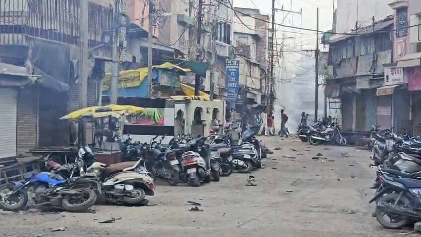 उज्जैन। शाही मस्जिद के प्रभावित हिस्से को हटाने की कार्रवाई के दौरान टंकी चौक की ओर कुछ लोगों द्वारा पथराव किए किया गया, स्थिति संभालने पुलिस ने लाठीचार्ज कर भीड़ को तितर-बितर किया, वहीं आंसू गैस के गोले भी छोड़े गए। #ujjainviralvideo #igujjain #masjid #ujjain #viral #jamamasjid