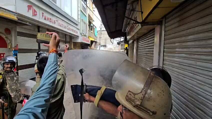 उज्जैन। शाही मस्जिद के प्रभावित हिस्से को हटाने की कार्रवाई के दौरान टंकी चौक की ओर कुछ लोगों द्वारा पुलिस पर पथराव किया, स्थिति संभालने के लिए पुलिस ने आशु गैस के गोले छोड़े। #ujjainviralvideo #igujjain #masjid #ujjain