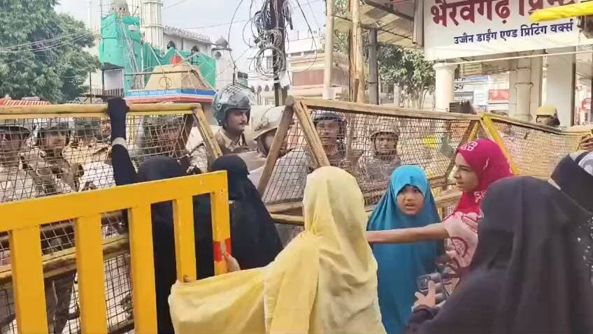 उज्जैन। शाही मस्जिद के प्रभावित हिस्से को हटाने की कार्रवाई के दौरान टंकी चौक की ओर कुछ लोगों द्वारा पथराव किए किया गया, स्थिति संभालने पुलिस ने लाठीचार्ज कर भीड़ को तितर-बितर किया, वहीं आंसू गैस के गोले भी छोड़े गए। प्रदर्शन के दौरान कुछ महिलाएं भी सामने आई जो बैरिकेड हटाने लगी, जिन्हें पुलिस ने नियंत्रण में किया #ujjainviralvideo #masjid #viral #igujjain