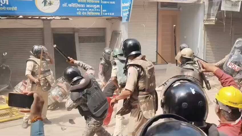 उज्जैन में शाही मस्जिद कार्रवाई के बीच पुलिस पर पथराव, पुलिस ने भीड़ को खदेड़ा #ujjainviralvideo #masjid #viral #crime