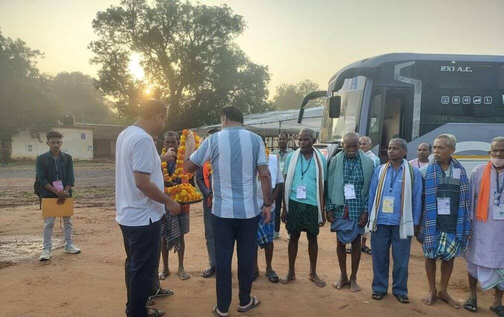 तीर्थ यात्रा का सपना हुआ साकार।
छत्तीसगढ़ शासन की मुख्यमंत्री तीर्थ दर्शन योजना के अंतर्गत कोण्डागांव जिले के 260 तीर्थयात्रियों को शिरडी साईं धाम, शनि शिंगणापुर एवं त्र्यंबकेश्वर के दर्शन के लिए हरी झंडी दिखाकर रवाना किया गया।
28 सितंबर से 01 अक्टूबर 2026 तक आयोजित इस यात्रा में जिले के विभिन्न विकासखंडों, नगरीय निकायों से वृद्धजन, सहायक एवं विधवा हितग्राही शामिल हैं।
यात्रा के दौरान शासन द्वारा तीर्थयात्रियों के लिए निःशुल्क यात्रा, भोजन, आवास एवं तीर्थ दर्शन की व्यवस्था की गई है। समाज कल्याण विभाग द्वारा यात्रियों को पहचान पत्र एवं आवश्यक सामग्री भी प्रदान की गई।
मुख्यमंत्री तीर्थ दर्शन योजना के माध्यम से प्रदेश के नागरिकों को आस्था के प्रमुख तीर्थस्थलों के दर्शन का अवसर मिल रहा है।
#मुख्यमंत्री_तीर्थ_दर्शन_योजना #Kondagaon #Chhattisgarh #तीर्थ_दर्शन #जनसेवा