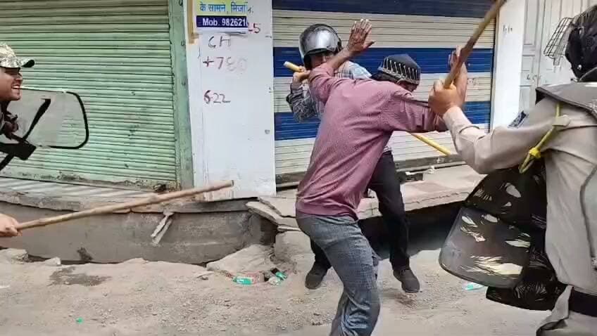 उज्जैन में शाही मस्जिद के प्रभावित हिस्से को हटाने को लेकर सोमवार को तनाव बढ़ गया। विरोध प्रदर्शन के दौरान पुलिस और प्रदर्शनकारियों के बीच टकराव हुआ और पुलिस पर पथराव की घटना सामने आई। हालात काबू करने के लिए पुलिस ने आंसू गैस के गोले छोड़े और लाठीचार्ज भी किया। #ujjainviralvideo #masjid #viral