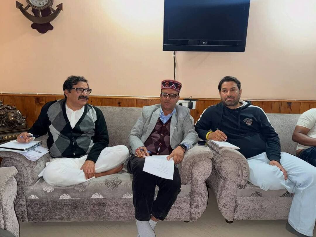 पूर्व विधायक गोविंद सिंह ठाकुर ने मनाली विधानसभा क्षेत्र के दोनों मंडलों के प्रमुख पदाधिकारियों की संयुक्त बैठक आयोजित की। बैठक में ‘सेवा संकल्प अभियान’ के तहत पार्टी के आगामी कार्यक्रमों एवं संगठनात्मक गतिविधियों को लेकर विस्तार से चर्चा की तथा कार्यक्रमों की सफल क्रियान्विति के लिए रूपरेखा तैयार की। सभी पदाधिकारियों एवं कार्यकर्ताओं से आग्रह है कि ‘सेवा संकल्प अभियान’ के तहत आयोजित होने वाले आगामी कार्यक्रमों में सक्रिय सहभागिता सुनिश्चित करते हुए उन्हें सफल बनाएं।