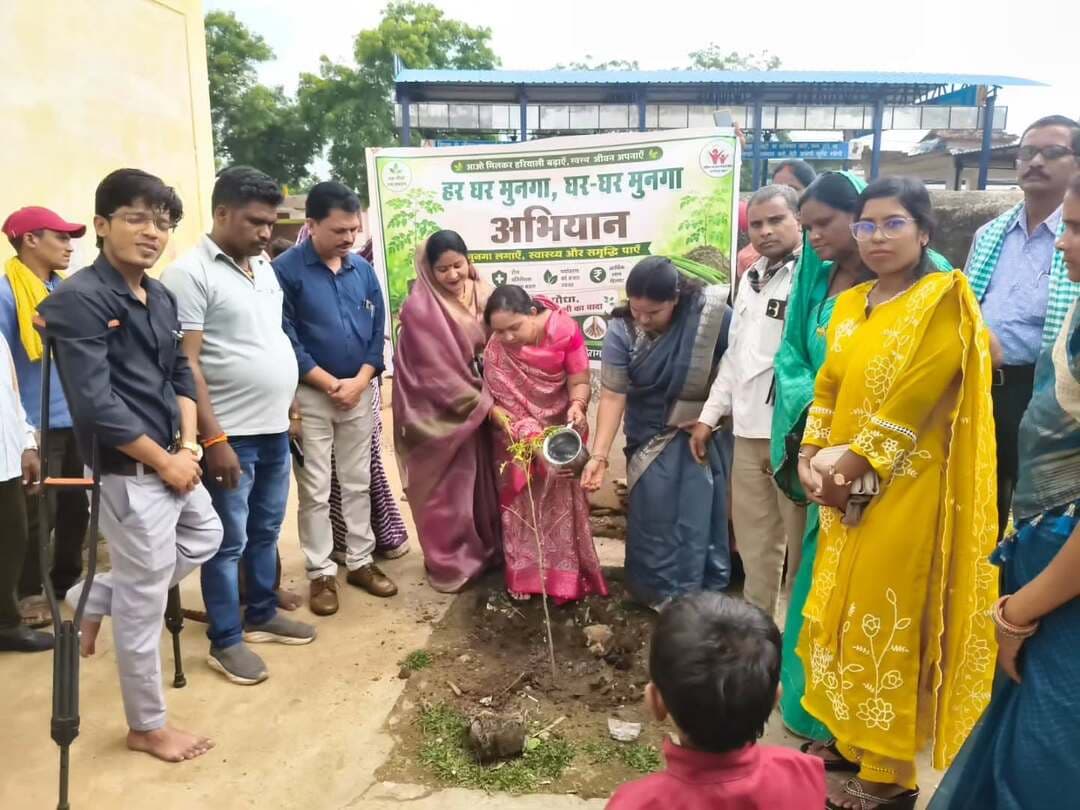 आंगन मिलन सेवा: मुनगा का पौधा रोपकर पोषण और स्वास्थ्य का दिया संदेश
परियोजना छुईखदान अंतर्गत ग्राम खौड़ा के आंगनबाड़ी केंद्र में आंगन मिलन सेवा कार्यक्रम का आयोजन किया गया। कार्यक्रम के माध्यम से आंगनबाड़ी केंद्र और समुदाय के बीच समन्वय मजबूत करने तथा ‘हर घर मुनगा’ के संदेश को प्रत्येक परिवार तक पहुंचाने पर जोर दिया और मुनगा के पौधे का रोपण किया
#vishnubhaiya#सेवा_संकल्प_अभियान #SevaSankalpAbhiyan #SevaSankalp #JanSeva JanBhagidari
आंगन_मिलन_सेवा AanganMilanSeva ViksitChhattisgarh SevaSeVikas
CGkeAshirwadkaDiya
sevasankalpabhiyan
modiat25
vishnubhaiya