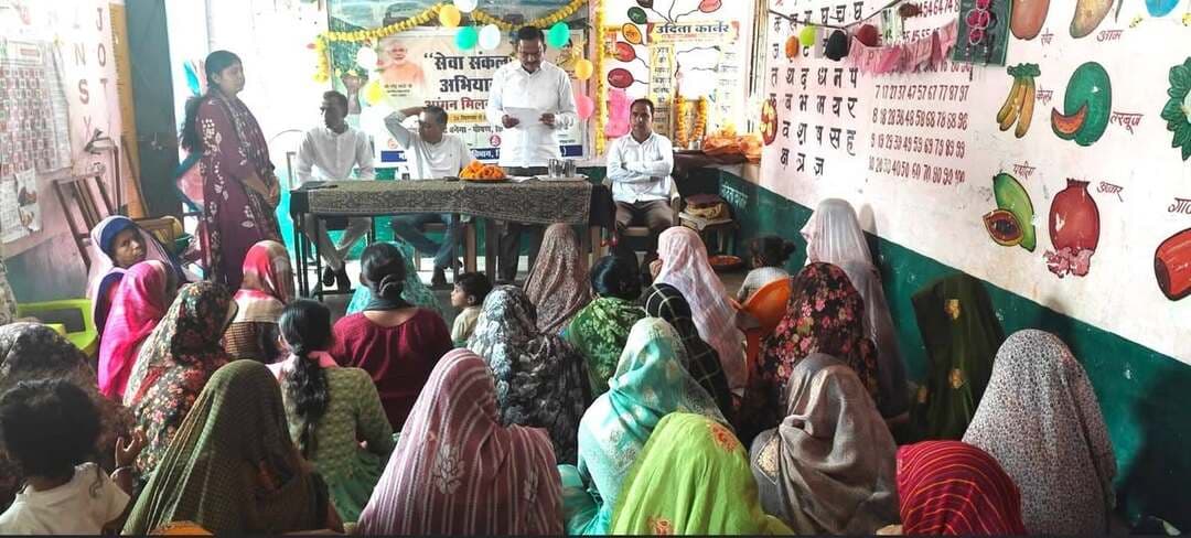 सेवा संकल्प अभियान अंतर्गत जनपद पंचायत मंदसौर की ग्राम पंचायत डिगांवमाली में कार्यक्रम का आयोजन किया गया। इस विशेष अभियान के तहत 'आंगन मिलन सेवा' और 'पोषण आहार किट वितरण' कार्यक्रम सफलतापूर्वक संपन्न हुआ, जिसमें समाज के अंतिम छोर पर खड़े परिवारों तक खुशियों की सौगात पहुंचाई गई।
कार्यक्रम के मुख्य अतिथि जनपद पंचायत अध्यक्ष श्री बसंत शर्मा थे। शासन की 'लाडली लक्ष्मी योजना' के अंतर्गत चयनित बालिकाओं को राष्ट्रीय बचत प्रमाण पत्र वितरित किए गए। प्रमाण पत्र पाकर लाडली लक्ष्मियों और उनके अभिभावकों के चेहरे खुशी से खिल उठे।
#मंदसौर
#Mandsaur