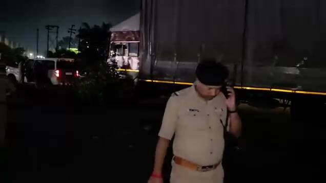 सड़क किनारे व सार्वजनिक स्थानों पर शराब पीने वालों के खिलाफ चला हरिद्वार पुलिस का सघन चेकिंग अभियान, होटल-ढाबों को भी किया गया चेक।नियमों का उल्लंघन करने वालों के विरुद्ध की गई आवश्यक वैधानिक कार्रवाई।