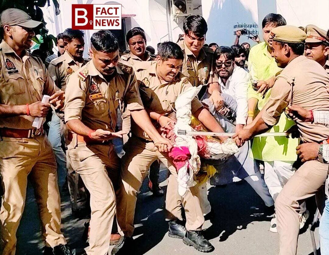 मुख्य चुनाव आयुक्त के इस्तीफे की मांग पर सड़कों पर उतरी कांग्रेस, कलेक्ट्रेट में प्रदर्शन के दौरान पुलिस से तीखी झड़प
मुख्य चुनाव आयुक्त ज्ञानेश कुमार के इस्तीफे को लेकर कांग्रेस कार्यकर्ताओं ने जिलाध्यक्ष के नेतृत्व में कलेक्ट्रेट परिसर में जोरदार प्रदर्शन किया।
प्रदर्शन के दौरान जब कांग्रेसियों ने पुतला फूंकने का प्रयास किया, तो पुलिस ने उसे छीनने की कोशिश की, जिससे दोनों पक्षों में काफी देर तक तीखी छीना-झपटी और धक्का-मुक्की हुई।
पुलिस की घेराबंदी के बावजूद कार्यकर्ताओं ने जमकर नारेबाजी की और चुनाव आयोग व सरकार के खिलाफ अपना विरोध दर्ज कराया।