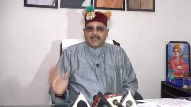 🚨 शंख में जानवर की हड्डी! सतपाल महाराज के बयान पर बवाल
बदरीनाथ धाम में आयोजित देवभूमि कल्चरल फेस्टिवल को लेकर विवाद अब शंख पर दिए गए पर्यटन मंत्री सतपाल महाराज के बयान तक पहुंच गया है।
महाराज ने बदरीनाथ में संगीत-सांस्कृतिक कार्यक्रमों का बचाव करते हुए कहा कि मंदिर के अंदर पूजा में शंख का इस्तेमाल नहीं होता, क्योंकि ऐसी मान्यता है कि शंख जानवर की हड्डी से बना होता है।
मंत्री के इस बयान पर उत्तराखंड चारधाम तीर्थ पुरोहित महापंचायत ने नाराजगी जताई है। महापंचायत के महासचिव बृजेश सती ने बयान पर सवाल उठाते हुए कहा कि सनातन परंपरा में धार्मिक अनुष्ठानों और शुभ अवसरों पर शंख बजाने की परंपरा रही है। उन्होंने मंत्री को शास्त्रों और पुराणों का अध्ययन करने की सलाह भी दी।
वहीं, बदरीनाथ में आयोजित कार्यक्रम में डीजे और डांस को लेकर पहले से ही धार्मिक संगठनों की आपत्ति सामने आ चुकी है। अब शंख को लेकर दिए गए बयान ने विवाद को और हवा दे दी है।
📌 बड़ा सवाल: बदरीनाथ में सांस्कृतिक आयोजन की मर्यादा पर उठे सवालों का जवाब मिलेगा या अब शंख पर छिड़ी बहस ही सुर्खियों में रहेगी?
#Badrinath #SatpalMaharaj #Shankh #DevbhoomiCulturalFestival #CharDham #Uttarakhand #BadrinathDham #Rudraprayag #UttarakhandNews #BreakingNews