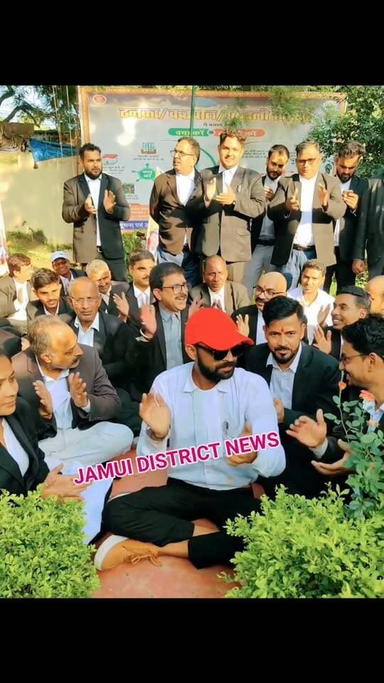 साइबर थाना में अधिवक्ताओं का विरोध प्रदर्शन इस दौरान अधिवक्ताओं ने जमके नारा लगाया साइबर डीएसपी होश में आओ, ऐसी से बाहर आओ
#Jamui districtnews #jamuinews #NandanYadav#rjd#Bjp#CrimeNews #court #jamui #विधिकसंघ #साइबरथाना #BiharNews