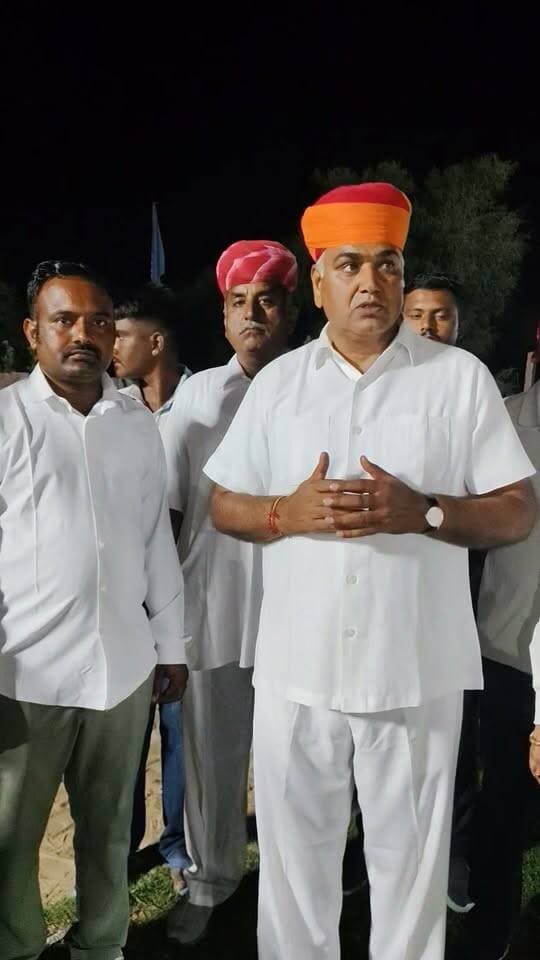 श्री आईनाथ इंग्लिश एकेडमी में खेलकूद प्रतियोगिता को लेकर क्या बोले शेरगढ़ विधायक बाबूसिंह राठौड़ .... विद्यालय के निदेशक गोपाल सिंह भाटी की सराहना करते हुए कहा इतनी शानदार व्यवस्थाएं की है कि पूरा राजस्थान याद रखेगा.....
Babusingh Rathore