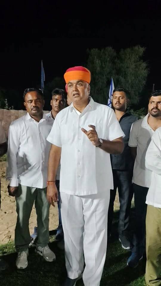 श्री आईनाथ इंग्लिश एकेडमी में खेलकूद प्रतियोगिता को लेकर क्या बोले शेरगढ़ विधायक बाबूसिंह राठौड़ .... विद्यालय के निदेशक गोपाल सिंह भाटी की सराहना करते हुए कहा इतनी शानदार व्यवस्थाएं की है कि पूरा राजस्थान याद रखेगा.....
Babusingh Rathore
