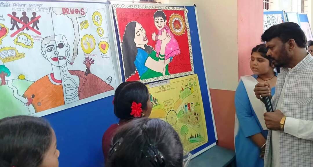 *सेवा संकल्प अभियान में जिला स्तरीय चित्रकला प्रतियोगिता आयोजित*
*नन्हे कलाकारों ने रंगों के माध्यम से उकेरी रचनात्मक प्रतिभा, विजेता हुए सम्मानित*
सांदीपनि विद्यालय नरिया में ’’‘सेवा संकल्प अभियान’’’ के अंतर्गत जिला स्तरीय चित्रकला प्रतियोगिता का आयोजन किया गया। कार्यक्रम में मुख्य अतिथि शहपुरा विधायक श्री ओमप्रकाश धुर्वे उपस्थित रहे। इस अवसर पर जिला पंचायत अध्यक्ष श्री रुदेश परस्ते, जिला पंचायत उपाध्यक्ष श्रीमती अंजू जितेन्द्र ब्यौहार, श्री नरेन्द्र राजपूत, श्री महेश घुमकेती, श्रीमती हीरा रुदेश परस्ते, श्री मनोहर ठाकुर, श्री सुशील राय एवं श्रीमती कीर्ति गुप्ता सहित अन्य जनप्रतिनिधि एवं गणमान्यजन उपस्थित रहे।
प्रतियोगिता में जिले के विभिन्न क्षेत्रों से प्रतिभागियों ने उत्साहपूर्वक सहभागिता की और अपनी रचनात्मक प्रतिभा का प्रदर्शन किया। प्रतियोगिता में ’’प्रथम स्थान मो. सदाब खान (करंजिया) एवं कु. आकांक्षा मरकाम’’, द्वितीय स्थान ’’नैनी कछवाहा (शहपुरा) एवं ख्याति मरकाम (राजूषा स्कूल)’’ तथा तृतीय स्थान ’’उत्कृष्ट विद्यालय डिंडौरी के साजन कुमार बर्मन’’ ने प्राप्त किया। प्रतिभागियों ने चित्रों के माध्यम से विभिन्न सामाजिक एवं रचनात्मक विषयों को आकर्षक रूप में प्रस्तुत किया।
कार्यक्रम का समापन विजेता प्रतिभागियों को अतिथियों द्वारा सम्मानित किए जाने के साथ हुआ। अतिथियों ने प्रतिभागियों की रचनात्मकता की सराहना करते हुए कहा कि इस प्रकार की प्रतियोगिताएं विद्यार्थियों में कला, कल्पनाशीलता एवं आत्मविश्वास को बढ़ावा देती हैं। ’’‘सेवा संकल्प अभियान’’’ के अंतर्गत आयोजित इस कार्यक्रम ने विद्यार्थियों को अपनी प्रतिभा प्रदर्शित करने के साथ रचनात्मक अभिव्यक्ति का अवसर प्रदान किया।
#sevasankalapabhiyan2026 #collectordindori #jansamparkdindori
#SevaSankalpAbhiyan #ChitrakalaPratiyogita #Dindori #NanhaKalakar #CreativeTalent #StudentTalent #ArtCompetition #JanBhagidari