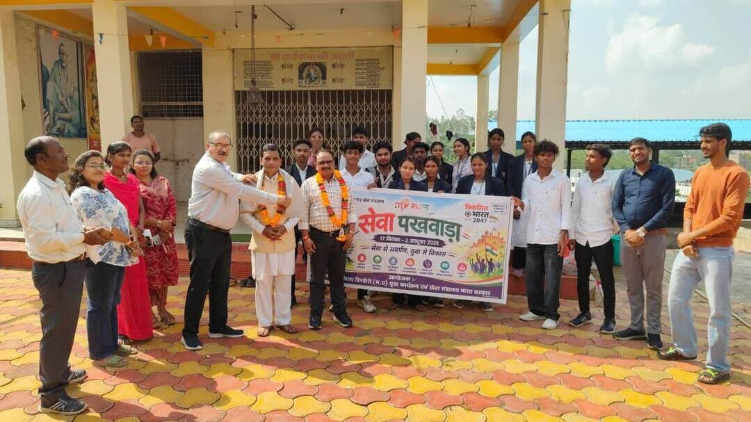 *सेवा, स्वच्छता पखवाड़ा के तहत शारदा टेकरी में चला व्यापक स्वच्छता अभियान*
*श्रमदान कर दिया स्वच्छता एवं जनजागरूकता का संदेश*
माय भारत कार्यालय डिंडौरी एवं मेकलसुता कॉलेज डिंडौरी के संयुक्त तत्वावधान में सेवा, स्वच्छता पखवाड़ा के अंतर्गत शारदा टेकरी में स्वच्छता एवं जनजागरूकता कार्यक्रम आयोजित किया गया। कार्यक्रम में मुख्य अतिथि जिला अध्यक्ष अनुसूचित जनजाति प्रकोष्ठ श्री महेश धूमकेती, माय भारत जिला ब्रांड एम्बेसडर डॉ. बिहारी लाल द्विवेदी, नेहरू युवा केन्द्र से श्री आर.पी. कुशवाहा सहित अधिकारी, कर्मचारी, सामाजिक कार्यकर्ता, स्वयंसेवक एवं छात्र-छात्राओं ने सहभागिता की। माय भारत युवा कार्यक्रम एवं खेल मंत्रालय, भारत सरकार के जिला युवा अधिकारी श्री अनघ त्रिवेदी के मार्गदर्शन में शारदा टेकरी स्थित मंदिर परिसर, सड़क किनारे एवं आसपास के क्षेत्रों में विशेष स्वच्छता अभियान चलाया गया।
अभियान के दौरान छात्र-छात्राओं एवं स्वयंसेवकों ने श्रमदान करते हुए परिसर एवं आसपास के क्षेत्रों की साफ-सफाई की तथा कचरा एवं अनुपयोगी सामग्री एकत्र कर निर्धारित स्थान पर पहुंचाई। कार्यक्रम में स्वच्छता के साथ जनजागरूकता पर भी विशेष जोर दिया गया। उपस्थित लोगों को अपने घर, प्रतिष्ठान एवं सार्वजनिक स्थानों को स्वच्छ रखने, खुले में कचरा नहीं फेंकने तथा गीले एवं सूखे कचरे को अलग-अलग रखने के लिए प्रेरित किया गया। वक्ताओं ने कहा कि स्वच्छता केवल अभियान तक सीमित नहीं है, बल्कि प्रत्येक नागरिक की जिम्मेदारी है। सार्वजनिक स्थानों को स्वच्छ रखने के लिए सामूहिक सहभागिता आवश्यक है।
कार्यक्रम के अंत में उपस्थित लोगों ने स्वच्छता बनाए रखने तथा अपने आसपास के नागरिकों को भी स्वच्छता के प्रति जागरूक करने का संकल्प लिया। इस अवसर पर बताया गया कि सेवा, स्वच्छता पखवाड़ा के अंतर्गत आगामी दिनों में भी विभिन्न स्थानों पर स्वच्छता अभियान, श्रमदान एवं जनजागरूकता गतिविधियां आयोजित की जाएंगी। कार्यक्रम में माय भारत के अधिकारी-कर्मचारी, प्रो. लक्ष्मण सिंह धुर्वे, शिल्पी साहू, काजल गुप्ता, ललिता चंदेल, लक्ष्मण सिंह, देवेंद्र बर्मन, कार्यालय स्वयंसेवक एवं छात्र-छात्राएं उपस्थित रहे।
#sevasankalapabhiyan2026 #collectordindori #jansamparkdindori #SevaSwachhta #SwachhBharat #Dindori #CleanIndia #SwachhtaAbhiyan #JanJagrukta #MyBharat #Shramdaan