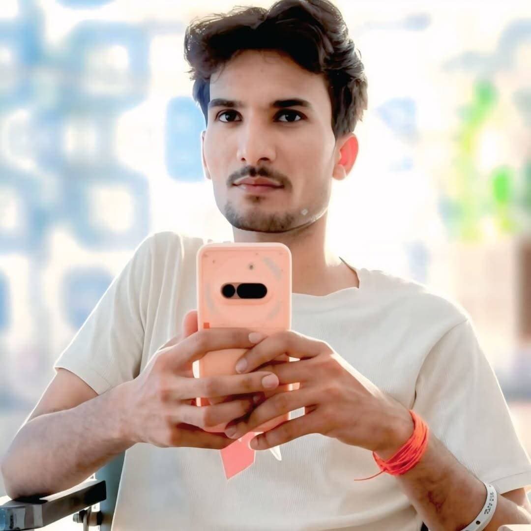जुगाड़ में बैठकर कटिंग की दुकान खोलने जा रहा था, जुगाड़ के अचानक ब्रेक लगाने से संतुलन बिगड़ा, टायर के नीचे दबने से मौत
नांगलशेरपुर
बालघाट थाना क्षेत्र के गांव कंजौली निवासी 23 वर्षीय युवक सोनू सैन की जुगाड़ के नीचे दबने से मौके पर ही मौत हो गई। जानकारी के मुताबिक सोनू सैन का परिवार हिंडौन सिटी में रहता है, गांव लपावली में सोनू की कटिंग की दुकान है। सोमवार को सोनू दुकान खोलने के लिए जुगाड़ में बैठकर हिंडौन सिटी से लपावली जा रहा था, तभी ढहरा और लपावली गांव के बीच पेट्रोल पंप के पास सामने से आ रही बाइक को बचाने के प्रयास में जुगाड़ चालक ने अचानक ब्रेक लगा दिए इसके कारण संतुलन बिगड़ने से सोनू उछलकर नीचे सड़क पर गिर गया एवं जुगाड़ के टायर के नीचे आ गया इससे सोनू ने मौके पर ही दम तोड़ दिया। एक्सीडेंट की घटना के बाद अज्ञात जुगाड़ चालक मौके से फरार हो गया। घटना की जानकारी लगते ही मौके पर सैकड़ो लोग पहुंच गए उन्होंने बालघाट थाना पुलिस को सूचना दी। तत्पश्चात सूचना पर पहुंची बालघाट थाना पुलिस ने डेड बॉडी को कब्जे में लेकर बालघाट हॉस्पिटल में पोस्टमार्टम करा कर परिजनों को सुपुर्द कर दिया। थानाधिकारी मंजू फौजदार ने बताया कि डेड बॉडी का पोस्टमार्टम करा कर सब परिजनों को सौंप दिया है, परिजनों की रिपोर्ट के आधार पर अज्ञात वाहन के खिलाफ मुकदमा दर्ज कर आरोपी चालक एवं वाहन की तलाश की जा रही है। सोनू की मौत के बाद पूरे गांव में शोक की लहर दौड़ गई।
मृतक अविवाहित, कटिंग की दुकान चलाता था
जानकारी के मुताबिक मृतक सोनू तीन भाईयों में सबसे छोटा था, उसकी अभी शादी नहीं हुई थी परिवार के साथ हिंडौन सिटी स्थित अपने मकान पर रहता था गांव लपावली में कटिंग की दुकान चला कर अपने परिवार का पालन पोषण करता था। मृतक का परिवार आर्थिक दृष्टि से कमजोर है मेहनत मजदूरी करके अपना गुजर बसर कर रहा था।
फोटो-1 मृतक सोनू