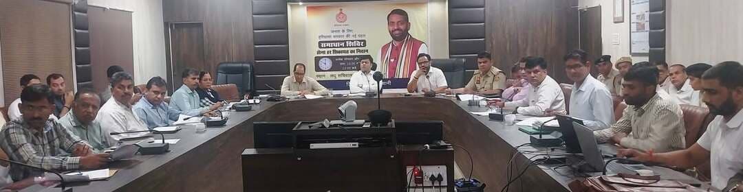 दुर्घटना संभावित जगहों पर ओवर स्पीड के अधिक से अधिक चालान किए जाएं: डीसी साहिल गुप्ता
- हादसों पर अंकुश लगाने के तरीके तलाशे अधिकारी: डीसी
- सडक़ सुरक्षा समिति की समीक्षा बैठक में डीसी साहिल गुप्ता ने अधिकारियों को दिए निर्देश
भिवानी, 28 सितंबर। डीसी साहिल गुप्ता की अध्यक्षता में सोमवार को लघु सचिवालय स्थित डीआरडीए सभागार में जिला सडक़ सुरक्षा समिति की समीक्षा बैठक आयोजित हुई। बैठक में एसडीएम एवं सचिव आएटीए महेश कुमार ने विस्तृत रिपोर्ट प्रस्तुत की। डीसी ने समीक्षा करते हुए एनएचएआई, लोक निर्माण विभाग, पुलिस विभाग, मार्केटिंग बोर्ड के अधिकारियों को निर्देश दिए कि वे हादसों पर अंकुश लगाने के तरीके तलाशें ताकि सडक़ हादसों में लोगों की जान न जाए। उन्होंने यातायात पुलिस को निर्देश दिए कि दुर्घटना संभावित जगहों पर ओवर स्पीड के अधिक से अधिक चालान किए जाएं।
डीसी श्री गुप्ता ने अधिकारियों को सडक़ सुरक्षा नियमों के प्रति आमजन को लगातार जागरूक करने तथा वाहन चालकों को हेलमेट, सीट बेल्ट और निर्धारित गति सीमा का पालन करने के लिए प्रेरित करने के निर्देश दिए। उन्होंने पंचायत विभाग, वन विभाग, एनएचएआई और लोक निर्माण विभाग को निर्देश देते हुए कहा कि अक्सर गांवों से मुख्य सडक़ पर मिलने वाले टी प्वाइंट पर हादसे अधिक होते हैं, ऐसे में संपर्क मार्ग पर स्पीड ब्रेकर बनाने के साथ-साथ उस क्षेत्रों में पड़ों की टहनियों की छंटाई की जाए ताकि वाहन जाते-जाते दिखाई दे जाएं। उन्होंने सडक़ निर्माण से संबंधित विभागों को निर्देश दिए कि सडक़ों को दुरूस्त करने का काम करें ताकि हादसे न हों।
वहीं दूसरी ओर बैठक में मौजूद एनएचएआई के मैनेजर मीनू ने डीसी को जानकारी देते हुए बताया कि भिवानी से लोहारू तक बाईपास बनने हैं, जिनमें लोहानी, जुई खुर्द, कस्बा लोहारू में और भिवानी में तिगड़ाना मोड़ से देवसर मोड़ तक बाईपास शामिल है। उन्होंने बताया कि ढिगावा में रोड को फोरलेन करने का कार्य शामिल है। इस पर डीसी ने सिंचाई विभाग, लोक निर्माण विभाग, जनस्वास्थ्य विभाग, सिंचाई विभाग के साथ तालमेल स्थापित कर कार्य करने के निर्देश दिए ताकि निकट भविष्य में किसी प्रकार की परेशानी न बने।
बैठक में आरटीए सचिव ने डीसी को जानकारी देते हुए बताया कि अगस्त माह में ओवर स्पीडिंग के 685 चालान किए गए, हेलमेट का प्रयोग न करने पर 3510 चालान किए गए, सीट बेल्ट का प्रयोग नहीं करने पर 18 चालान किए, शराब पीकर वाहन चलाने के 129 तथा नाबालिग द्वारा वाहन चलाने का एक मामला भी दर्ज किया गया।
उन्होंने एक जनवरी 2026 से 31 अगस्त तक सडक़ दुर्घटनाओं में कुल 94 लोगों की मृत्यु हुई। इनमें मोटरसाइकिल/स्कूटी सवार 58, पैदल चलने वाले 17, कार सवार आठ, ट्रैक्टर सवार तीन, बस में दो व टेंपो/ई-रिक्शा सवार दो, पिकअप/बोलेरो सवार दो तथा एक साइकिल सवार एवं एक अन्य व्यक्ति की मौतें हुई।
बॉक्स
वहीं दूसरी ओर डीसी ने सुरक्षित स्कूल वाहन पॉलिसी की समीक्षा करते हुए सभी एसडीएम को निर्देश देते हुए बच्चों की जान से बढक़र कुछ नहीं होता। ऐसे में सभी स्कूलों के वाहनों की जांच की जाए। जांच रिपोर्ट अतिशीघ्र प्रस्तुत करें। उन्होंने कहा कि स्कूल वाहनों में नियमों की अनदेखी सहन नहीं होगी।
इस दौरान एसडीएम महेश कुमार, डीडीपीओ सोमबीर कादयान, डीएसपी अनूप, डीआरओ राजकुमार भौरिया, डीईओ निर्मल दहिया सहित अन्य संबंधित विभागों के अधिकारी मौजूद रहे।