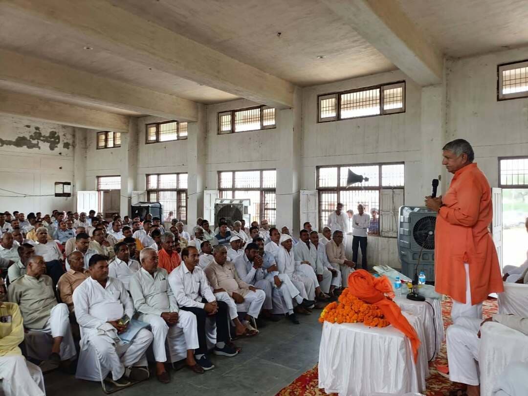 विकास कार्यों के साथ-साथ बच्चों में अच्छे संस्कार भरना जरूरी: सांसद धर्मबीर सिंह
- सेवा संकल्प अभियान के तहत सांसद चौ. धर्मबीर सिंह ने कैरू और बागनवाला में ग्रामीणों से किया जनसंवाद, ग्रामीणों को दिया स्वच्छता का संदेश
तोशाम/ कैरू, 28 सितंबर। गांव कैरू स्थित सामुदायिक भवन और गांव बागनवाला में सेवा संकल्प अभियान के तहत जनसंवाद एवं स्वच्छता जागरूकता कार्यक्रम का आयोजन हुआ। सांसद चौ. धर्मबीर सिंह ने मुख्य अतिथि के रूप में शिरकत की। उन्होंने ग्रामीणों से विकास कार्यों के साथ-साथ समाज में समरसता बढ़ाने का आह्वान किया। उन्होंने कहा कि आसपास परिवेश के साथ-साथ आंतरिक स्वच्छता भी जरूरी है। वहीं दूसरी ओर कार्यक्रमों मेंं कैरू खंड और तोशाम खंड के सभी गांवों से पंचायत प्रतिनिधि ट्रैक्टर-ट्रालियों के साथ कार्यक्रम में पहुंचे। सांसद ने पंचायत प्रतिनिधियों से आह्वान किया कि वे स्वच्छता के लिए दिए गए ट्रैक्टर-ट्रालियो को गांव में सफाई कार्य में जरूर प्रयोग करें।
ग्रामीणों को संबोधित करते हुए सांसद चौ. धर्मबीर सिंह ने कहा कि किसी देश, प्रदेश व समाज की तरक्की के लिए विकास कार्यों के साथ-साथ बच्चों में संस्कार भी जरूरी है। हमें अपने बच्चों में नैतिकता का पाठ पढ़ाना जरूरी है। उन्होंने कहा कि युवाओं को किसी भी प्रकार के नशे से से दूर रखना होगा, यह जिम्मेवारी प्रत्येक ग्रामीण की है। उन्होंने कहा कि हमें अपने आसपास परिवेश में नजर रखनी चाहिए। यदि कहीं भी किसी प्रकार की गैर सामाजिक गतिविधि होती है तो उसकी सूचना पुलिस या जिला प्रशासन को दें।
इसी प्रकार से सांसद ने कहा कि बच्चों को मोबाइल की लत लग रही है, बच्चों के हाथ में मोबाइल होता है, लेकिन माता-पिता को यह मालूम होना चाहिए बच्चा मोबाइल पर क्या देख रहा है। इसके लिए भी बच्चों को समझाना चाहिए कि वे मोबाईल का सही प्रयोग करें। उन्होंने ग्रामीणों से आह्वान किया कि वे पहले के समय अनुसार अपने बच्चों के साथ कुछ समय जरूर व्यतीत करें ताकि बच्चों की परेशानी का पता चल सके।
सांसद ने कहा कि ग्रामीण अपने बच्चों का सही मार्गदर्शन कर उन्हें शिक्षा और संस्कारों के प्रति प्रेरित करें। उन्होंने कहा कि बच्चों को शिक्षा के साथ-साथ अच्छे संस्कार और अनुशासन का महत्व समझाना जरूरी है, ताकि वे आगे चलकर समाज और देश के विकास में अपना योगदान दे सकें।
इस दौरान बीडीपीओ अमित कुमार, बीईओ महेन्द्र गिल, एएफएसओ नरेन्द्र कुमार, महेन्द्र कुमार, कैरू सरपंच सुंदरपाल, सुभाष, पूर्व सरपंच राजबीर लेघा, जुई के पूर्व सरपंच रमेश, रोशन शर्मा सहित गणमान्य नागरिक मौजूद थे।
बॉक्स
वहीं दूसरी ओर सांसद धर्मबीर सिंह ने गांव बागनवाला में आयोजित कार्यक्रम के दौरान गांव में 20 लाख रुपये की लागत से बने ग्राम सचिवालय का उद्घाटन किया। सांसद धर्मवीर सिंह ने प्रधानमंत्री नरेंद्र मोदी द्वारा वर्ष 2014 में शुरू किए गए स्वच्छता अभियान का भी उल्लेख करते हुए कहा कि इस अभियान से देशभर में स्वच्छता के प्रति जागरूकता बढ़ी है। आज गांवों में भी स्वच्छता को लेकर विभिन्न स्तरों पर कार्य किए जा रहे हैं। स्वच्छ वातावरण स्वस्थ समाज की आधारशिला है, इसलिए प्रत्येक नागरिक को अपने गांव और आसपास के क्षेत्र को स्वच्छ रखने में सक्रिय भागीदारी निभानी चाहिए।
इस अवसर पर एसडीएम संदीप कुमार, बीडीपीओ सुमित कुमार, एसडीओ देवेंद्र सिंह, धर्म सेना के जिलाध्यक्ष मास्टर अश्वनी कुमार, धर्मसेना के जिला महामंत्री सुनील सुरा व जयप्रकाश बराला, पारस मिरान, मंडल अध्यक्ष विक्की महता, पंकज कौशिक, सतीश सांगवान, वीरेंद्र सरपंच बागनवाला, राजेश सरपंच तोशाम, रामफल टाला, रोशन यादव, बलवान मिरान, रणबीर सरपंच ढाणी माहू, राजेश सुरा सरल, राजेंद्र सरपंच आलमपुर, गजेंद्र सरपंच छपार, अनिल खडक़ड़ी, अमित लाला, रामफल सरपंच डाडम सहित विभिन्न विभागों के अधिकारी व गण मान्य नागरिक उपस्थित रहें।