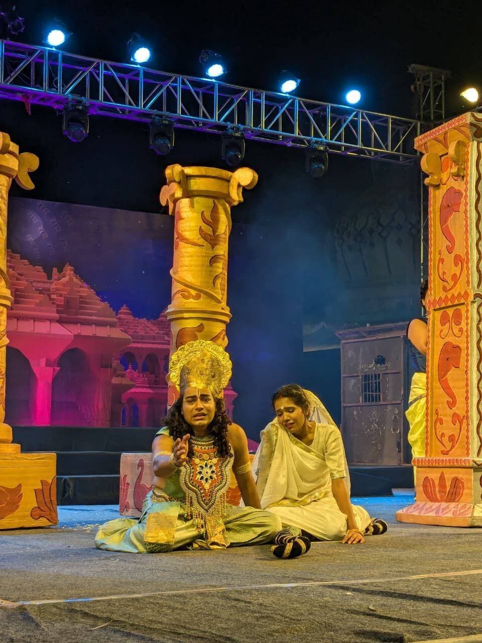 श्रीरामलीला महोत्सव के तृतीय दिवस दशरथ देवलोक गमन, भरत मिलाप एवं सीता हरण का हुआ मंचन
संस्कृति विभाग द्वारा बल्देवगढ़ स्थित बलदाऊ जी मंदिर में पांच दिवसीय श्रीरामलीला महोत्सव का आयोजन किया जा रहा है। महोत्सव के अंतर्गत तृतीय दिवस भगवान श्रीराम के वनवास से जुड़े विभिन्न महत्वपूर्ण एवं भावपूर्ण प्रसंगों का मंचन किया गया।
तृतीय दिवस आयोजित श्रीरामलीला में दशरथ देवलोक गमन, भरत मिलाप एवं सीता हरण प्रसंगों का प्रभावी मंचन कलाकारों द्वारा किया गया। दशरथ देवलोक गमन के प्रसंग में राजा दशरथ की व्यथा एवं पुत्र वियोग को भावपूर्ण ढंग से प्रस्तुत किया गया। इसके पश्चात भरत मिलाप के प्रसंग में भगवान श्रीराम और भरत के बीच भाईचारे, प्रेम, त्याग एवं समर्पण की भावना को मंचन के माध्यम से दर्शाया गया।
इसी क्रम में सीता हरण के प्रसंग का भी प्रभावशाली मंचन किया गया। कलाकारों ने अपने अभिनय एवं संवादों के माध्यम से दर्शकों को रामायण के इन महत्वपूर्ण प्रसंगों से भावनात्मक रूप से जोड़ा। श्रीरामलीला के मंचन को देखने के लिए बड़ी संख्या में श्रद्धालु एवं दर्शक उपस्थित रहे।
#ramlila
Jansampark Madhya Pradesh
Collector Tikamgarh
Department of Culture, Madhya Pradesh