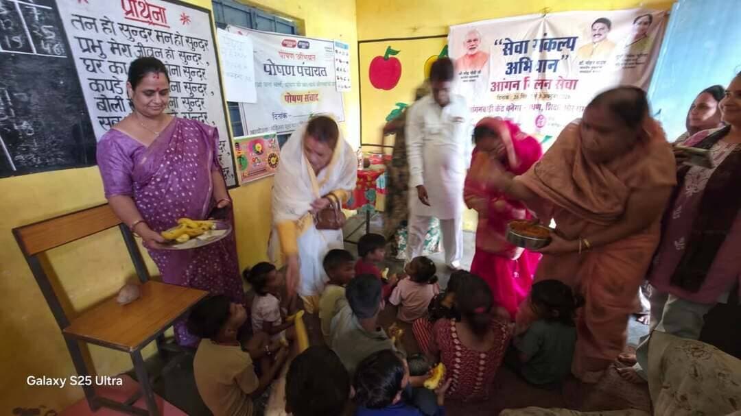 ग्राम जमुनिया खेरा की आंगनवाड़ी केंद्र पर आंगन मिलन सेवा कार्यक्रम आयोजित
--
सेवा संकल्प अभियान के तहत महिला एवं बाल विकास विभाग द्वारा जिले की सभी आंगनवाड़ी केंद्रों पर आंगन मिलन सेवा कार्यक्रम आयोजित किया जा रहा है। इसीक्रम में अभियान के तहत आज बड़ागांव धसान के ग्राम जमुनिया खेरा के वार्ड नंबर 4 की आंगनवाड़ी केंद्र पर आंगन मिलन सेवा कार्यक्रम आयोजित किया गया। कार्यक्रम में पूर्व नगर पालिका अध्यक्ष श्रीमती लक्ष्मी गिरी मुख्य अतिथि के रूप में मौजूद रही। मुख्य अतिथि के द्वारा कार्यक्रम की शुरुआत दीप प्रज्वलित कर की गई। उन्होंने महिलाओं एवं आंगनबाड़ी केंद्र के बच्चों को फल वितरित किए।
इसके साथ ही सेवा संकल्प अभियान के तहत आंगनबाड़ी परिसर में वृक्षारोपण भी किया गया एवं वृक्ष लगाने का संदेश दिया गया। कार्यक्रम के अंत में श्रीमती लक्ष्मी गिरी ने सभी महिलाओं एवं बच्चों को मुख्यमंत्री जी के संदेश का वाचन किया। साथ ही सभी को चल रहे सेवा संकल्प अभियान के तहत संबोधित किया।
इस अवसर पर आंगनबाड़ी केंद्र सुपरवाइजर श्रीमती अंजलि जैन, आंगनवाड़ी कार्यकर्ता श्रीमती सुधा जैन, सहायका श्रीमती लक्ष्मी सोनी, बड़ागांव धासान नगर पालिका परिषद के अध्यक्ष प्रतिनिधि श्री रामलाल प्रजापति सहित अन्य जनप्रतिनिधि, महिलाएं एवं बच्चे उपस्थित रहे।
#SevaSankalpAbhiyan
#JansamparkMP
#Jansamparktikamgarh
#tikamgarh