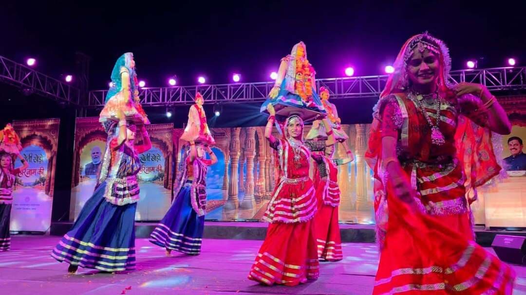 नवचंडी मंदिर परिसर में सजा ‘निमाड़ की कलाओं का उत्सव’
---
गम्मत, गणगौर और काठी नृत्य ने बांधा समां, बड़ी संख्या में दर्शकों ने लिया आनंद
---
नवचंडी मंदिर परिसर में मध्यप्रदेश शासन के संस्कृति विभाग द्वारा दो दिवसीय ‘निमाड़ की कलाओं का उत्सव’ का आयोजन किया जा रहा है। 28 एवं 29 सितंबर को प्रतिदिन शाम 6:30 बजे से आयोजित इस उत्सव में ‘खेती खेड़ो हरिनाम की’ शीर्षक से निमाड़ की लोककला, लोकसंगीत और सांस्कृतिक परंपराओं की प्रस्तुतियां दी जा रही हैं। आयोजन में जिला प्रशासन का सहयोग है तथा प्रवेश निःशुल्क रखा गया है।
उत्सव के पहले दिन निमाड़ी गायन में मीरा व्यास एवं साथी, गम्मत में अशोक बास्कर एवं साथी, गणगौर नृत्य में सोनम जैन एवं साथी तथा काठी नृत्य में रामदास साकले एवं साथी ने अपनी प्रस्तुतियों से दर्शकों को मंत्रमुग्ध किया। लोक कलाकारों ने अपनी कला के माध्यम से निमाड़ की समृद्ध सांस्कृतिक विरासत और लोक परंपराओं को जीवंत रूप में प्रस्तुत किया।
कार्यक्रम में सांसद श्री ज्ञानेश्वर पाटिल, खंडवा विधायक कंचन मुकेश तनवे, राजभवन भोपाल के जनजातीय प्रकोष्ठ की विषय विशेषज्ञ डॉ. दीपमाला रावत, युवा मोर्चा जिला अध्यक्ष श्री सागर अर्तनी, कलेक्टर श्री ऋषव गुप्ता, जिला पंचायत के मुख्य कार्यपालन अधिकारी ऐश्वर्या वर्मा, एडीएम श्रद्धा शुक्ला सहित अन्य जनप्रतिनिधि एवं अधिकारी उपस्थित रहे
कार्यक्रम में सांसद श्री ज्ञानेश्वर पाटिल ने कहान जिलेवासियों से निमाड़ की लोककला एवं संस्कृति को करीब से जानने और कलाकारों का उत्साहवर्धन करने के लिए अधिक से अधिक संख्या में कार्यक्रम में शामिल होने की अपील की है।
उत्सव के दूसरे दिन 29 सितंबर को ‘खेती खेड़ो हरिनाम की’ के अंतर्गत संत सिंगाजी के जीवन एवं उनके अवदान पर केंद्रित नृत्य-नाट्य का मंचन किया जाएगा। इसका निर्देशन चंद्रमाधव बारीक करेंगे। संगीत कुलदीप सारवा तथा लेखन योगेश त्रिपाठी का रहेगा।
Jansampark Madhya Pradesh
General Administration Department, MP
Department of Culture, Madhya Pradesh
#khandwa