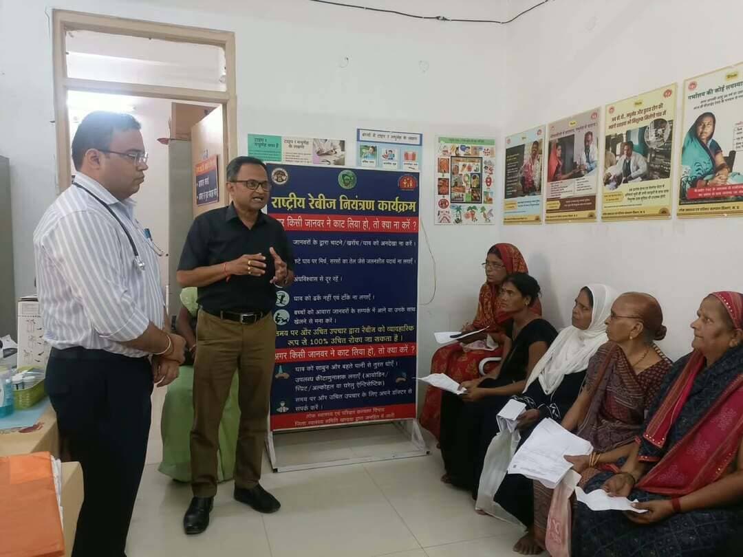 विश्व रेबीज दिवस पर जागरूकता कार्यक्रम सपन्न
---
विश्व रेबीज दिवस के अवसर पर मेडिकल कॉलेज सह जिला चिकित्सालय खंडवा में 28 सितंबर सोमवार को आमजन को रेबीज एवं जंगली आवारा जानवरों से बचाव के प्रति जागरूक करने के लिए कार्यक्रम आयोजित किया गया। महामारी विशेषज्ञ डॉ योगेश शर्मा द्वारा नागरिकों एवं मरीजों को रेबीज बीमारी के खतरे,इसके लक्षण और इससे बचाव के तरीकों के बारे में जानकारी दी, कुत्ता, बिल्ली, बंदर या अन्य जंगली/आवारा जानवर के काटने, खरोंचने या लार लगने पर प्रभावित स्थान को तुरंत बहते पानी और साबुन से कम से कम 15 मिनट तक अच्छी तरह धोएं। एंटी-रेबीज वैक्सीन जानवर के काटने पर बिना किसी देरी के नजदीकी सरकारी अस्पताल या जिला चिकित्सालय पहुंचकर एंटी-रेबीज का टीका लगवाएं।
डॉक्टर तनय मिश्रा ने कहा कि भ्रांतियों से बचें और किसी भी प्रकार के झाड़-फूंक के चक्कर में न पड़ें।पूर्ण टीकाकरण डॉक्टर द्वारा बताई गई निर्धारित तिथियों पर वैक्सीन की सभी खुराकें पूरी करें।
पालतू जानवरों का टीकाकरण अपने घर में पाले गए कुत्तों एवं बिल्लियों का भी नियमित रूप से रेबीज रोधी टीकाकरण कराएं। रेबीज एक घातक बीमारी है, लेकिन सही समय पर सही इलाज और सावधानी बरतने से इससे पूरी तरह बचा जा सकता है।
Jansampark Madhya Pradesh
General Administration Department, MP
Directorate of Health Services, Madhya Pradesh
#khandwa