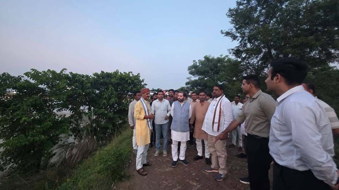 🚨 बलरामपुर में अतिवृष्टि के बाद राहत कार्यों की समीक्षा, प्रभारी मंत्री ने प्रभावित परिवारों को दी सहायता।
जनपद में पिछले दिनों हुई अतिवृष्टि और तेज आंधी से पैदा हुए हालात को लेकर प्रदेश सरकार ने राहत एवं पुनर्स्थापना कार्यों की समीक्षा तेज कर दी है। सोमवार को राज्यमंत्री खाद्य एवं रसद तथा नागरिक आपूर्ति विभाग एवं जिले के प्रभारी मंत्री सतीश चंद्र शर्मा ने कलेक्ट्रेट सभागार में अधिकारियों के साथ बैठक कर राहत-बचाव और आवश्यक सेवाओं की बहाली की विस्तृत समीक्षा की।
बैठक में जनहानि, मकान क्षति, पशुहानि, बिजली व्यवस्था, क्षतिग्रस्त मार्गों और अन्य आवश्यक सेवाओं की स्थिति की जानकारी ली गई। प्रभारी मंत्री ने अधिकारियों को निर्देश दिया कि प्रभावित परिवारों तक शासन से अनुमन्य सहायता जल्द पहुंचाई जाए और बिजली, सड़क तथा आवागमन जैसी जरूरी सेवाओं को प्राथमिकता के आधार पर सामान्य कराया जाए।
90 मकानों के क्षतिग्रस्त होने का आकलन
अतिवृष्टि से जिले में अब तक कुल 90 मकानों के क्षतिग्रस्त होने का आकलन किया गया है। इनमें बलरामपुर तहसील के 21, तुलसीपुर के 35 और उतरौला के 34 मकान शामिल हैं। राहत पोर्टल के माध्यम से प्रभावित परिवारों को सहायता राशि उपलब्ध कराने की प्रक्रिया चल रही है।
कलंदर पहुंचकर मृतकों के परिजनों से मिले
इसके बाद प्रभारी मंत्री ग्राम कलंदर पहुंचे। यहां अतिवृष्टि के दौरान जान गंवाने वाले प्रेम नारायण और चंपा देवी के परिजनों से मुलाकात कर उन्होंने गहरी संवेदना व्यक्त की। शोक संतप्त परिवारों को सांत्वना देते हुए उन्होंने कहा कि दुख की इस घड़ी में सरकार प्रभावित परिवारों के साथ खड़ी है।
प्रभारी मंत्री ने मृतकों के परिजनों को शासन की ओर से ₹4-₹4 लाख की आपदा सहायता राशि प्रदान की।
राप्ती नदी के जलस्तर पर नजर
इसके बाद प्रभारी मंत्री ने कोडरी घाट पहुंचकर राप्ती नदी के जलस्तर और आसपास के क्षेत्रों का स्थलीय निरीक्षण किया। उन्होंने अधिकारियों को नदी के जलस्तर पर लगातार निगरानी, संवेदनशील क्षेत्रों में विशेष सतर्कता और जरूरत पड़ने पर राहत-बचाव के सभी संसाधनों का तत्काल इस्तेमाल सुनिश्चित करने के निर्देश दिए।
उन्होंने स्पष्ट किया कि आमजन की सुरक्षा सर्वोच्च प्राथमिकता है।
बिजली और सड़क बहाली में तेजी के निर्देश
प्रभारी मंत्री ने क्षतिग्रस्त विद्युत लाइनों व पोलों की मरम्मत, बिजली आपूर्ति बहाली, बाधित मार्गों को सुचारु करने तथा अन्य आवश्यक सेवाओं को सामान्य करने के कार्य में तेजी लाने को कहा। अधिकारियों को राहत एवं पुनर्स्थापना कार्यों में किसी भी प्रकार की शिथिलता न बरतने के निर्देश दिए गए।
इस दौरान विधायक पल्टूराम, कैलाश नाथ शुक्ला, राम प्रताप वर्मा, जिला पंचायत अध्यक्ष आरती तिवारी, जिलाधिकारी डॉ. विपिन कुमार जैन, पुलिस अधीक्षक मार्तण्ड प्रकाश सिंह, भाजपा जिलाध्यक्ष रवि मिश्रा सहित संबंधित अधिकारी एवं जनप्रतिनिधि मौजूद रहे।
#बलरामपुर #Balrampur #Ativrishti #अतिवृष्टि #बाढ़ #Flood #राहत_कार्य #पुनर्स्थापना #प्रभारी_मंत्री #सतीशचंद्रशर्मा #DMBalrampur #SPBalrampur #विपिनकुमारजैन #मार्तण्डप्रकाशसिंह #राप्तीनदी #कोडरीघाट #कलंदर #आपदा_सहायता #बिजली_बहाली #बलरामपुर_न्यूज #UPNews #UPNewsBalrampur #उत्तरप्रदेश