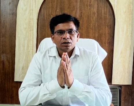 अतिवृष्टि और तेज हवाओं से गन्ने की फसल प्रभावित, किसानों के लिए जरूरी सलाह
बलरामपुर। जिले में बीते दिनों हुई अतिवृष्टि और तेज हवाओं से कई क्षेत्रों में गन्ने की फसल गिरने और झुकने की स्थिति में पहुंच गई है। ऐसे में जिला गन्ना अधिकारी संजय कुमार ने गन्ना किसान भाइयों से समय रहते फसल को बचाने की अपील की है।
गन्ना गिरा है तो तुरंत उठाकर बांधें—10 से 20% तक हो सकता है नुकसान!
जिला गन्ना अधिकारी ने बताया कि गिरे एवं झुके हुए गन्ने को सावधानीपूर्वक उठाकर बांधने से फसल को काफी हद तक सुरक्षित किया जा सकता है। समय से यह कार्य नहीं होने पर उपज में लगभग 10 से 20 प्रतिशत तक कमी आने की संभावना है। साथ ही आगामी बुवाई के लिए रखे जाने वाले गन्ना बीज की गुणवत्ता भी प्रभावित हो सकती है।
किसानों की मदद के लिए 248 टीमें मैदान में
गन्ना विकास विभाग एवं चीनी मिलों की ओर से किसानों की सहायता के लिए कुल 248 टीमें गठित की गई हैं।
🔹 बलरामपुर चीनी मिल — 125 टीमें
🔹 तुलसीपुर चीनी मिल — 78 टीमें
🔹 उतरौला चीनी मिल — 45 टीमें
ये टीमें गांव-गांव और खेतों में पहुंचकर प्रभावित किसानों को आवश्यक सहयोग एवं तकनीकी जानकारी दे रही हैं।
तीन चरणों में होगा फसल बचाव कार्य
➡️ पहले चरण में पूरी तरह गिरे गन्ने को उठाकर बांधा जाएगा।
➡️ दूसरे चरण में झुके हुए गन्ने को सहारा देकर बांधा जाएगा।
➡️ तीसरे चरण में जलभराव वाले खेतों से पानी की निकासी कराई जाएगी।
गन्ना बांधते समय बरतें सावधानी
विभाग ने किसानों को सलाह दी है कि गन्ने को उठाते समय अत्यधिक जोर न लगाएं। ज्यादा खींचने से गन्ने की जड़ें उखड़ सकती हैं और पौधे के सूखने की संभावना बढ़ सकती है। इसलिए गन्ने को सावधानीपूर्वक उठाकर सहारा देते हुए बांधें।
जलभराव वाले खेतों पर भी दें ध्यान
जिन खेतों में अतिवृष्टि के कारण पानी भरा हुआ है, वहां जल्द से जल्द जल निकासी का प्रयास करें। लंबे समय तक पानी जमा रहने से गन्ने की जड़ों और फसल पर प्रतिकूल प्रभाव पड़ सकता है।
किसान विभागीय टीमों से करें संपर्क
जिला गन्ना अधिकारी संजय कुमार ने कहा कि गन्ना विकास विभाग और चीनी मिलों की टीमें किसानों की सहायता के लिए पूरी तरह तत्पर हैं। किसान टीमों से समन्वय कर तकनीकी सहयोग लें और समय रहते फसल बचाने के उपाय करें।
किसान भाइयों के लिए संदेश:
फसल गिरने के बाद लापरवाही न करें—समय पर गन्ना उठाएं, बांधें और खेत से पानी निकालें। आपकी थोड़ी सी सावधानी फसल के बड़े नुकसान को रोक सकती है।
#बलरामपुर #गन्ना_किसान #गन्ना_फसल #अतिवृष्टि #तेज_हवा #किसान_हित #गन्ना_विभाग #चीनी_मिल #बलरामपुर_चीनी_मिल #तुलसीपुर_चीनी_मिल #उतरौला_चीनी_मिल #कृषि_समाचार #किसान_समाचार #फसल_बचाव #जलभराव #उत्तरप्रदेश #UPNews #BalrampurNews #किसान_भाई