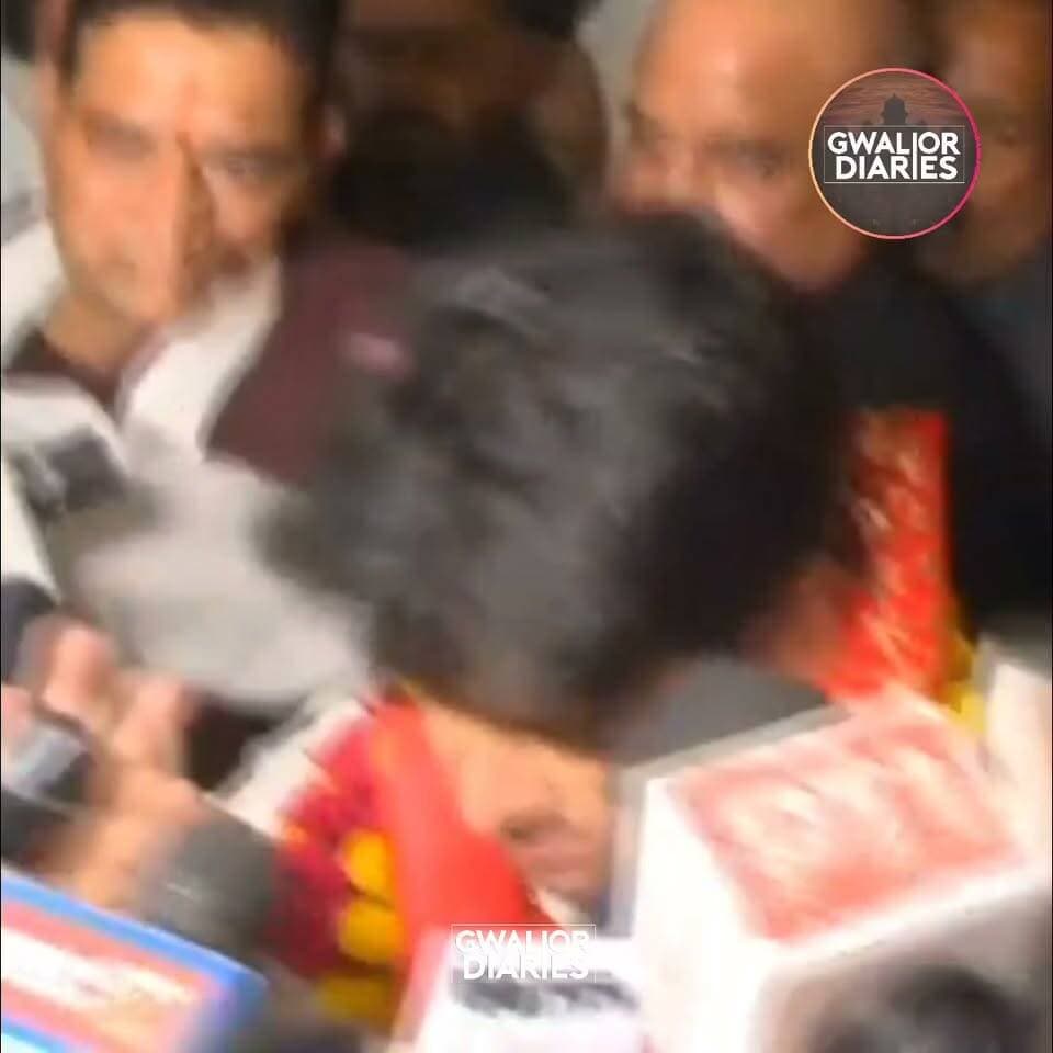 ग्वालियर पहुंचे सिंधिया, स्टेशन पर जोरदार स्वागत; चुनाव आयोग के सवाल पर बोले—आज सिर्फ धार्मिक कार्यक्रम...
केंद्रीय मंत्री ज्योतिरादित्य सिंधिया सोमवार शाम ग्वालियर पहुंचे, जहां रेलवे स्टेशन पर भाजपा कार्यकर्ताओं और समर्थकों ने उनका स्वागत किया। स्टेशन से वे सीधे गोरखी स्थित देवघर पहुंचे और धार्मिक कार्यक्रम में शामिल हुए। इस दौरान मीडिया ने उनसे मुख्य चुनाव आयोग से जुड़े सवाल किए, लेकिन सिंधिया ने राजनीतिक सवालों पर प्रतिक्रिया देने से इनकार कर दिया। उन्होंने कहा कि वे फिलहाल धार्मिक कार्यक्रम में शामिल होने आए हैं, इसलिए इस समय राजनीतिक विषयों पर बात नहीं करेंगे।