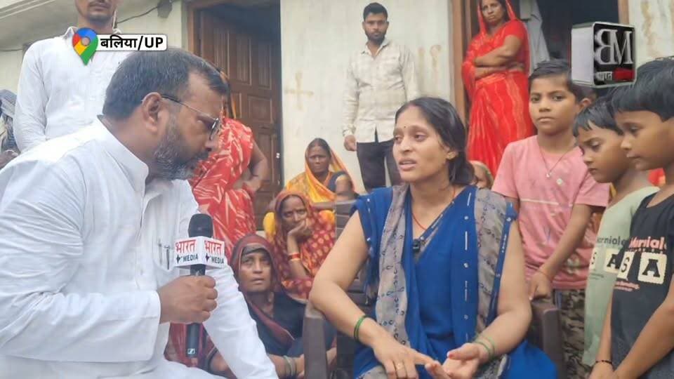 🚨 "पुलिस पहले कार्रवाई करती तो नहीं जाती भाई की जान!" – मृतक सोनू यादव की बहन का छलका दर्द! 🚨
बलिया (सेमरी गांव) में बिजली विवाद में हुई सोनू यादव की मौत के बाद पीड़ित बहन ने पुलिस प्रशासन की कार्यशैली पर गंभीर सवाल खड़े किए हैं। रोते-बिलखते बहन ने बड़ा बयान देते हुए कहा कि आरोपी पटीदारों ने दो साल पहले भी सोनू का सिर फोड़ दिया था, लेकिन शिकायत के बावजूद पुलिस ने कोई ठोस कार्रवाई नहीं की।
बहन का आरोप है कि अगर पुलिस ने पुरानी शिकायत पर समय रहते सख्त कदम उठाया होता, तो आज उसके मासूम भाई की जान न जाती।
👉 क्या पुलिस की लापरवाही पड़ी भारी? परिजनों की दर्दभरी आपबीती और पूरा वीडियो देखने के लिए जुड़े रहें!
#BalliaNews #NagraNews #JusticeForSonu #UPPolice #BalliaUpdate #BreakingNews #KewalBharatMedia
