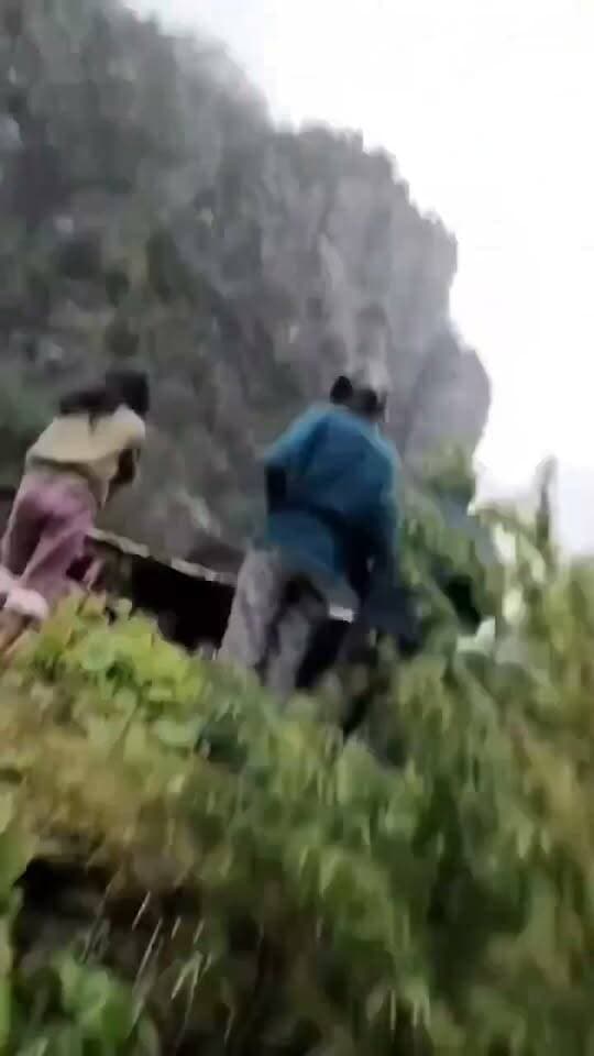 नेपाल के मनांग में अचानक हुए भारी भूस्खलन का यह खौफनाक मंजर रूह कंपा देने वाला है।