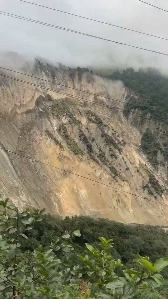 नेपाल में इस वर्ष प्रकृति ने अपना कहर बरपा रखा है। यह तस्वीर कल मुस्तांग के लतेख की है। एक पूरी पहाड़ी दरक कर नीचे आ गई।