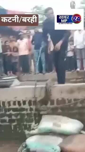 एक घर पर निकला 10 फीट का अजगर सर्पमित्र ने किया रेस्क्यू