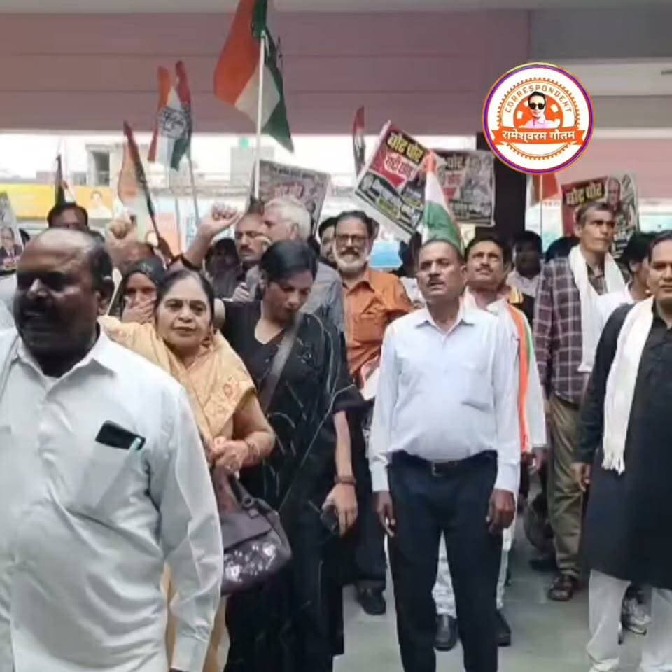 कासगज-मुख्य चुनाव आयुक्त का पुतला फूंकना पड़ा महंगा,17 नामजद और 25 अज्ञात कांग्रेसियों पर मुकद्दमा दर्ज।