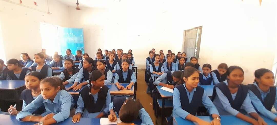 सखी वार्ता सह जागरूकता अभियान आयोजित
महिला एवं बाल विकास निगम, गोपालगंज के DHEW द्वारा उच्चतर माध्यमिक विद्यालय मझवलिया, विजयीपुर में बेटी बचाओ-बेटी पढ़ाओ अभियान के तहत सखी वार्ता सह जागरूकता कार्यक्रम आयोजित किया गया।
कार्यक्रम में छात्राओं को महिला सशक्तिकरण, स्वास्थ्य, शिक्षा, साइबर सुरक्षा, वित्तीय साक्षरता तथा विभिन्न सरकारी योजनाओं और हेल्पलाइन सेवाओं की जानकारी दी गई। साथ ही बाल विवाह, दहेज प्रथा, एनीमिया से बचाव और सुरक्षित मातृत्व जैसे महत्वपूर्ण विषयों पर भी जागरूक किया गया। #Gopalganj #BetiBachaoBetiPadhao #SakhiVarta